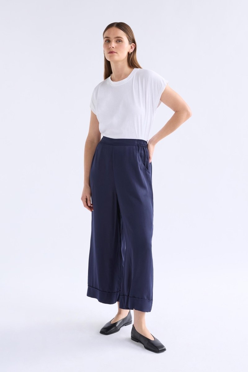 Kruis Organic Cotton Jersey Cropped Elastic Hem Semi Cropped Tee Model Front | WHITE