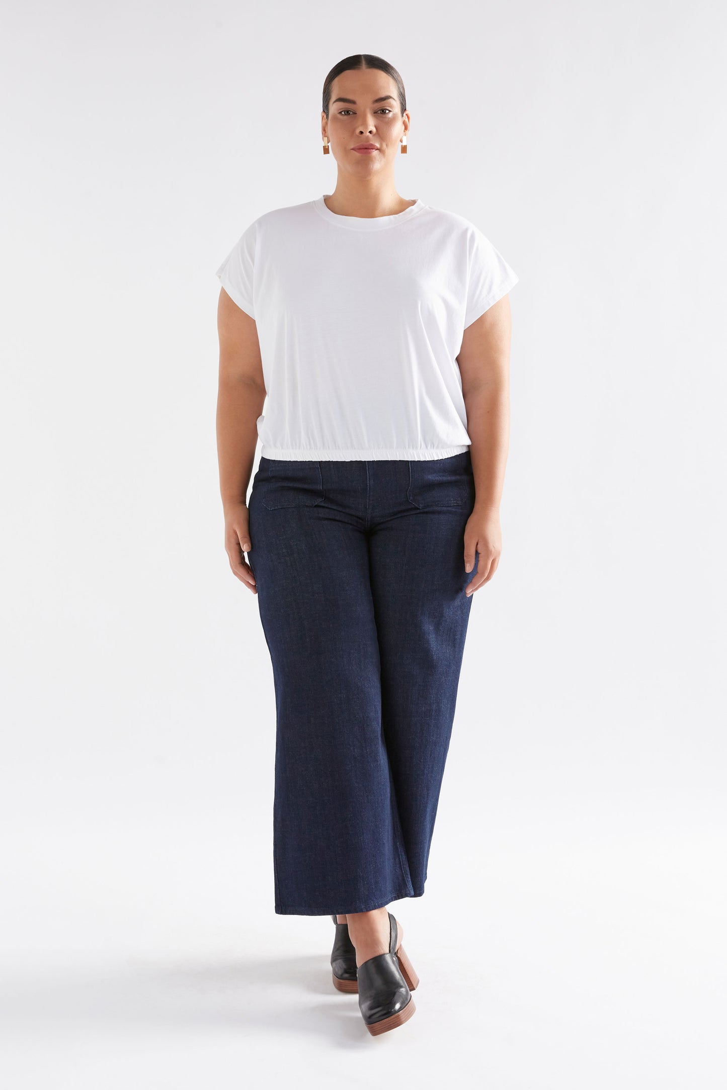 Kruise Organic Cotton Jersey Cropped Elastic Hem Semi Cropped Tee Model Front CURVE Full Body | WHITE