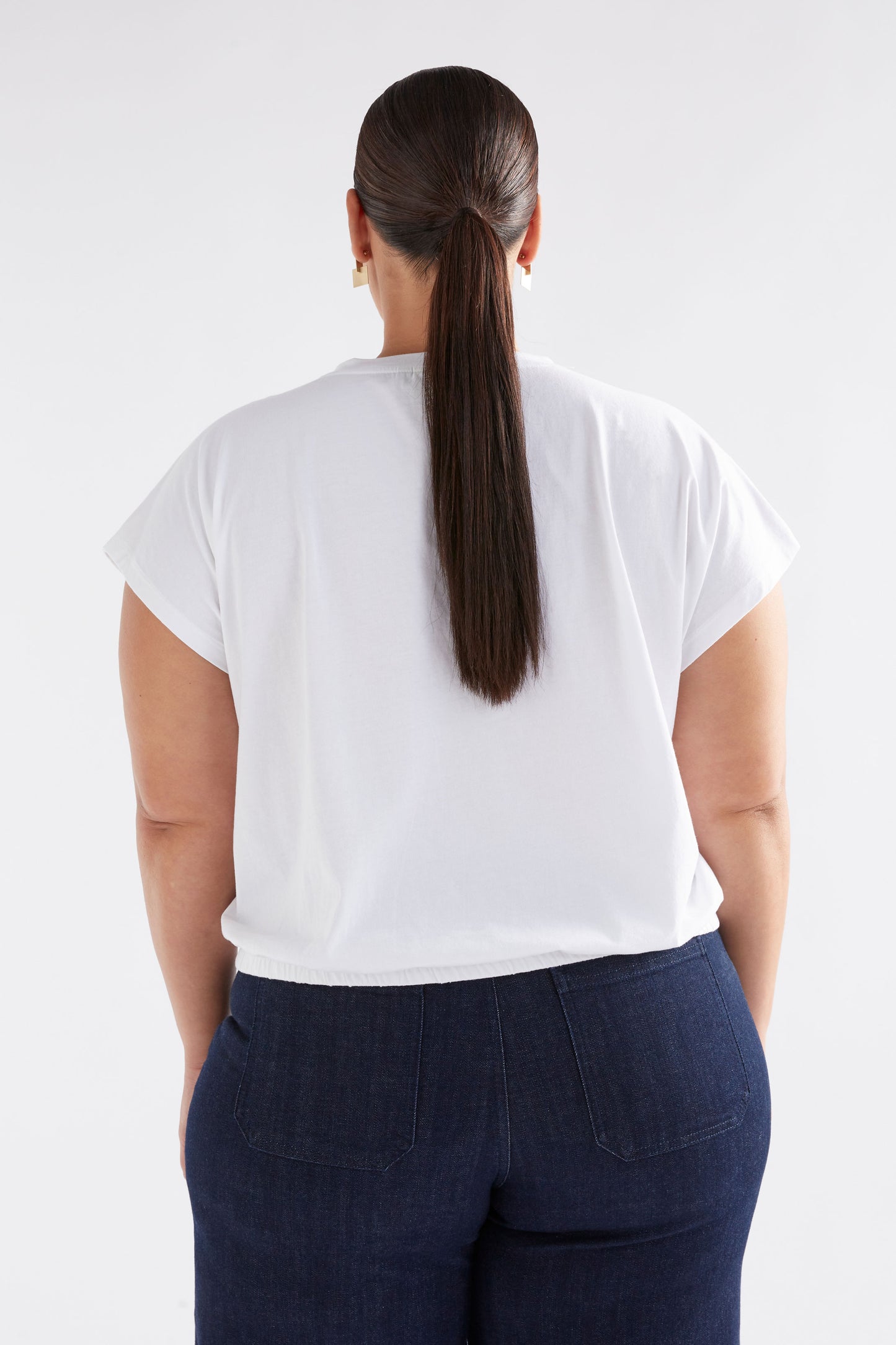 Kruise Organic Cotton Jersey Cropped Elastic Hem Semi Cropped Tee Model Back CURVE | WHITE