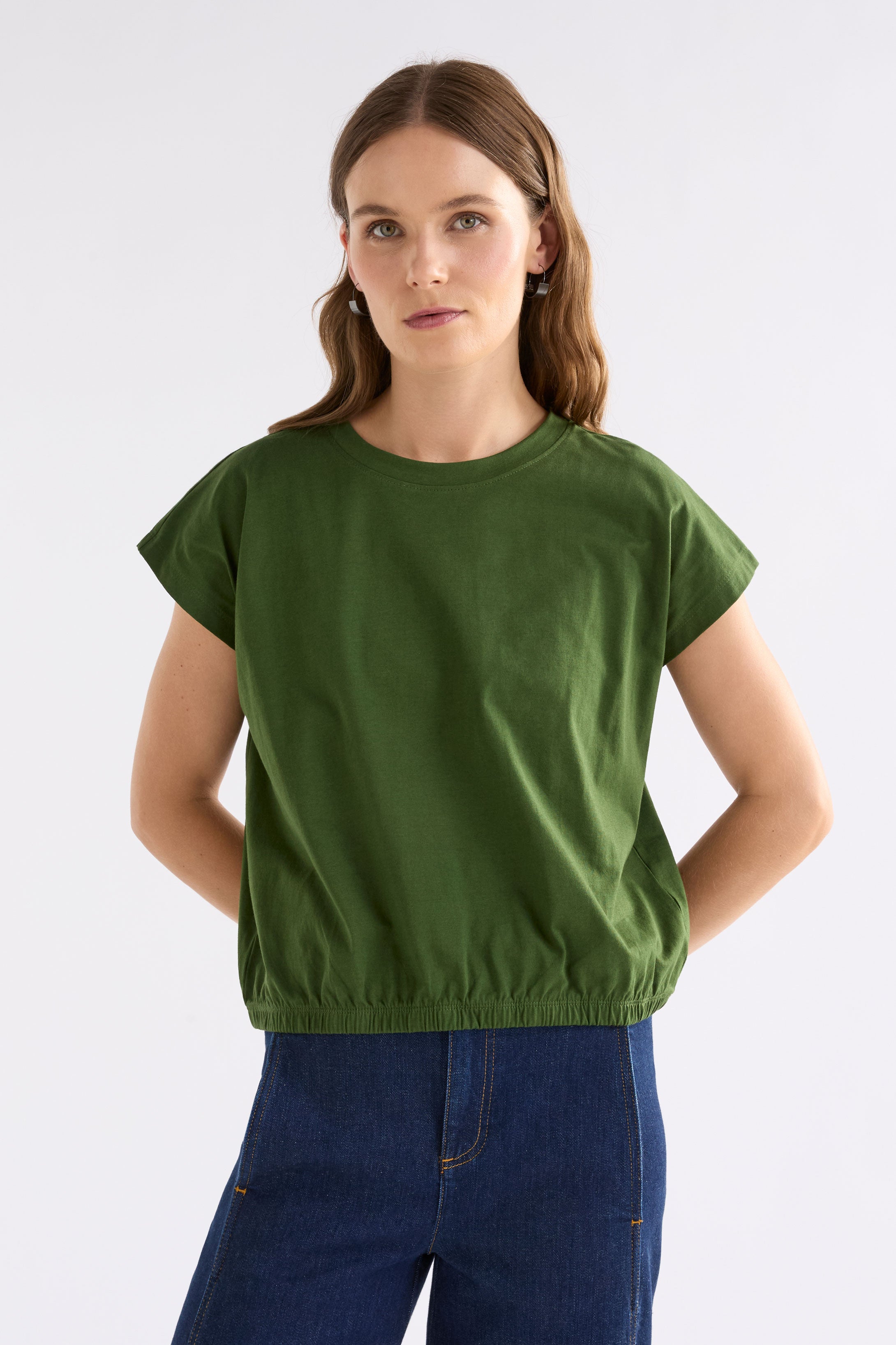 Kruise Organic Cotton Jersey Cropped Elastic Hem Semi Cropped Tee Model Front | OLIVE