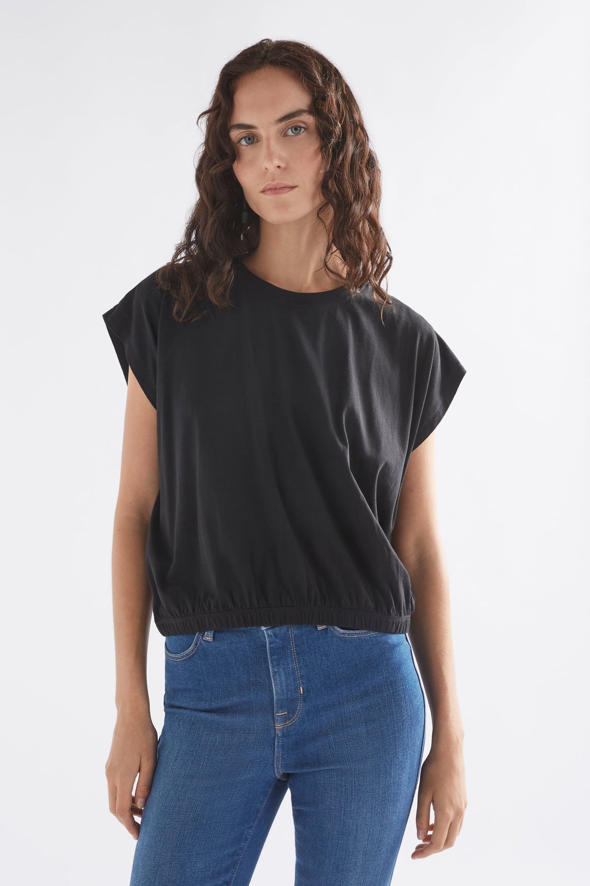 Kruise Organic Cotton Jersey Cropped Elastic Hem Semi Cropped Tee Model Front | BLACK