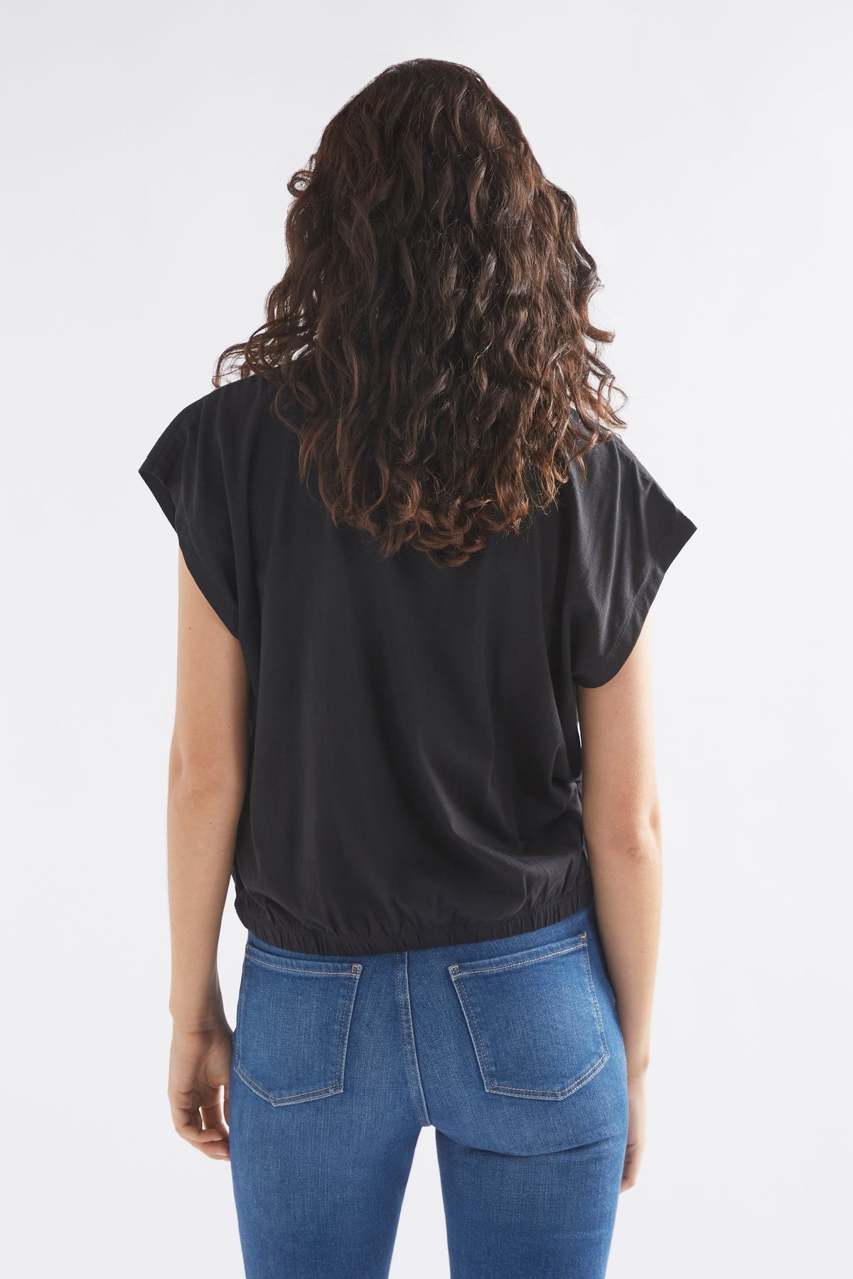Kruise Organic Cotton Jersey Cropped Elastic Hem Semi Cropped Tee Model Back | BLACK