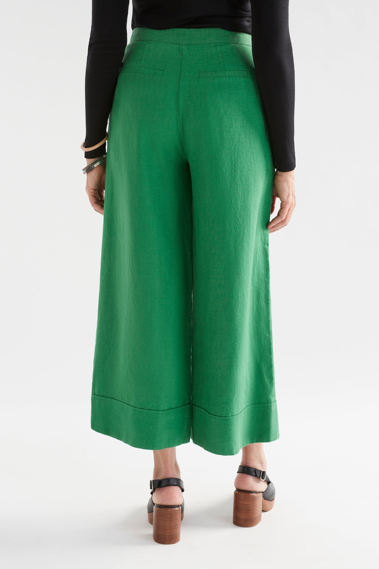 Anneli Linen Pant Model Back | IVY GREEN