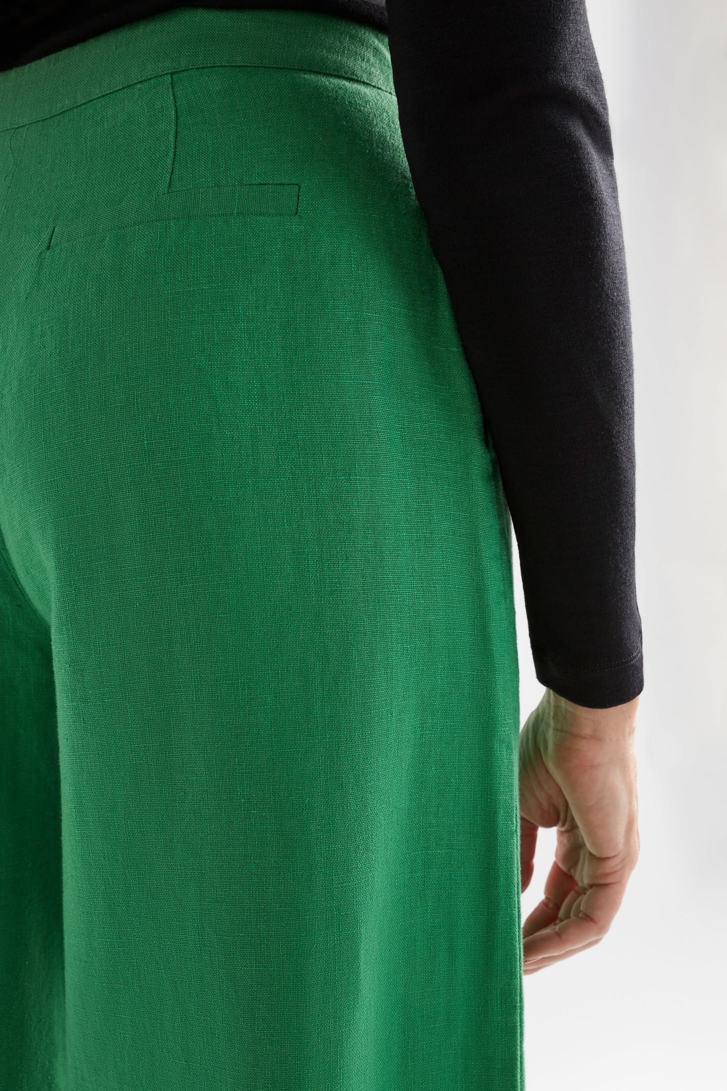 Anneli Linen Pant Model Back Detail | IVY GREEN