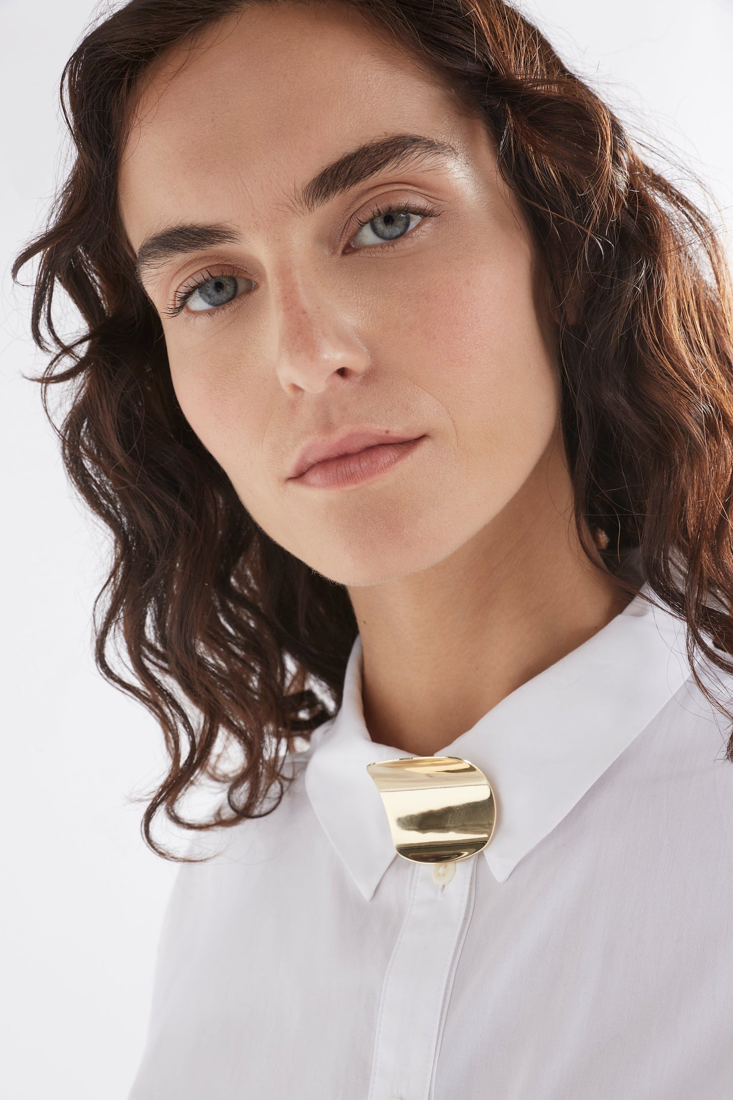 Kave Minimalistic Curve Disc Metallic Brooch Model detail | ROSE GOLD