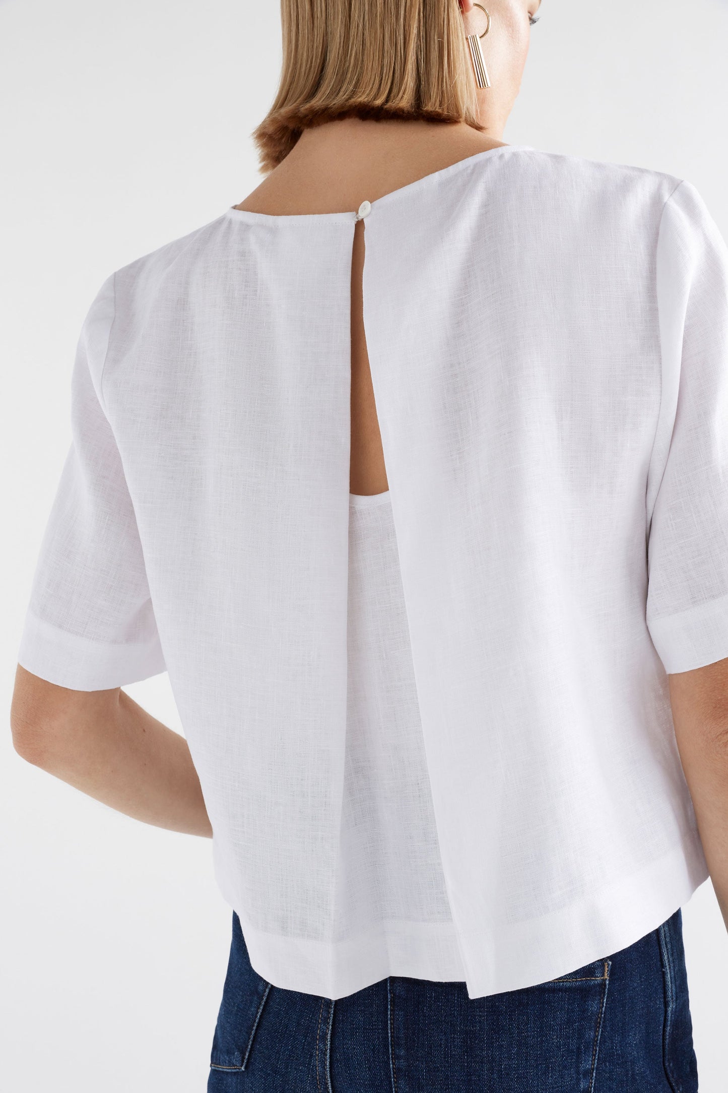 Honnor Linen Crop Pleat Back Top Model Back Detail | WHITE