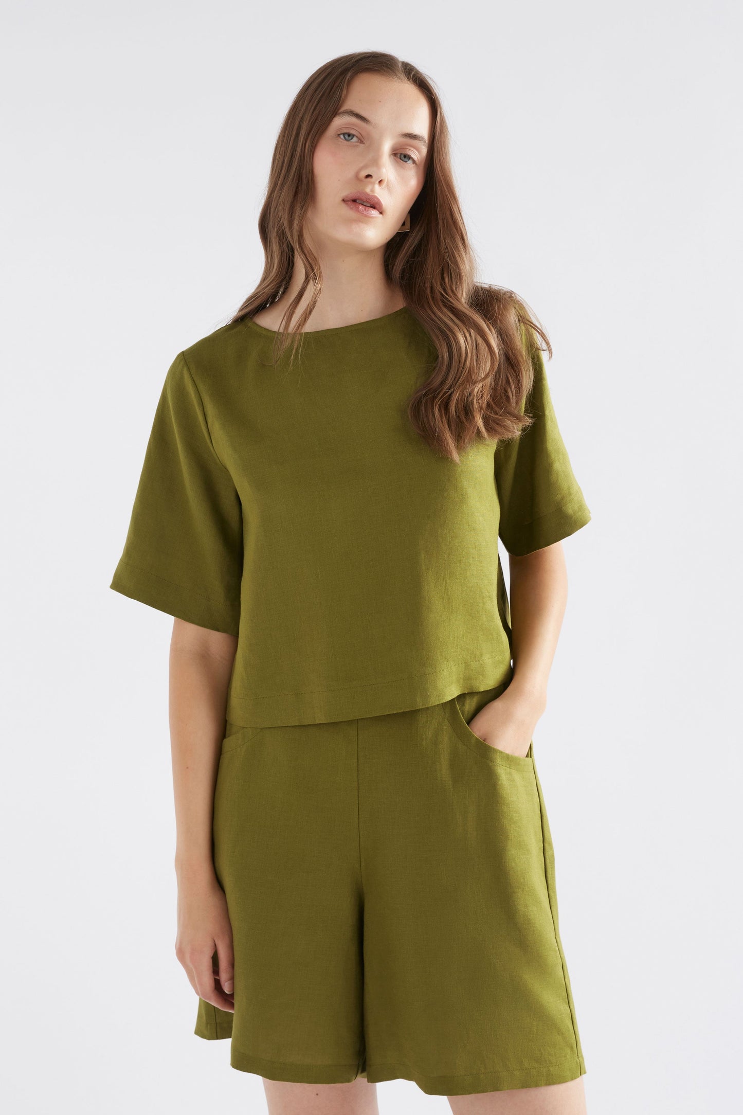 Honnor Linen Cropped Pleat Back Feature Top Model Front | ARTICHOKE