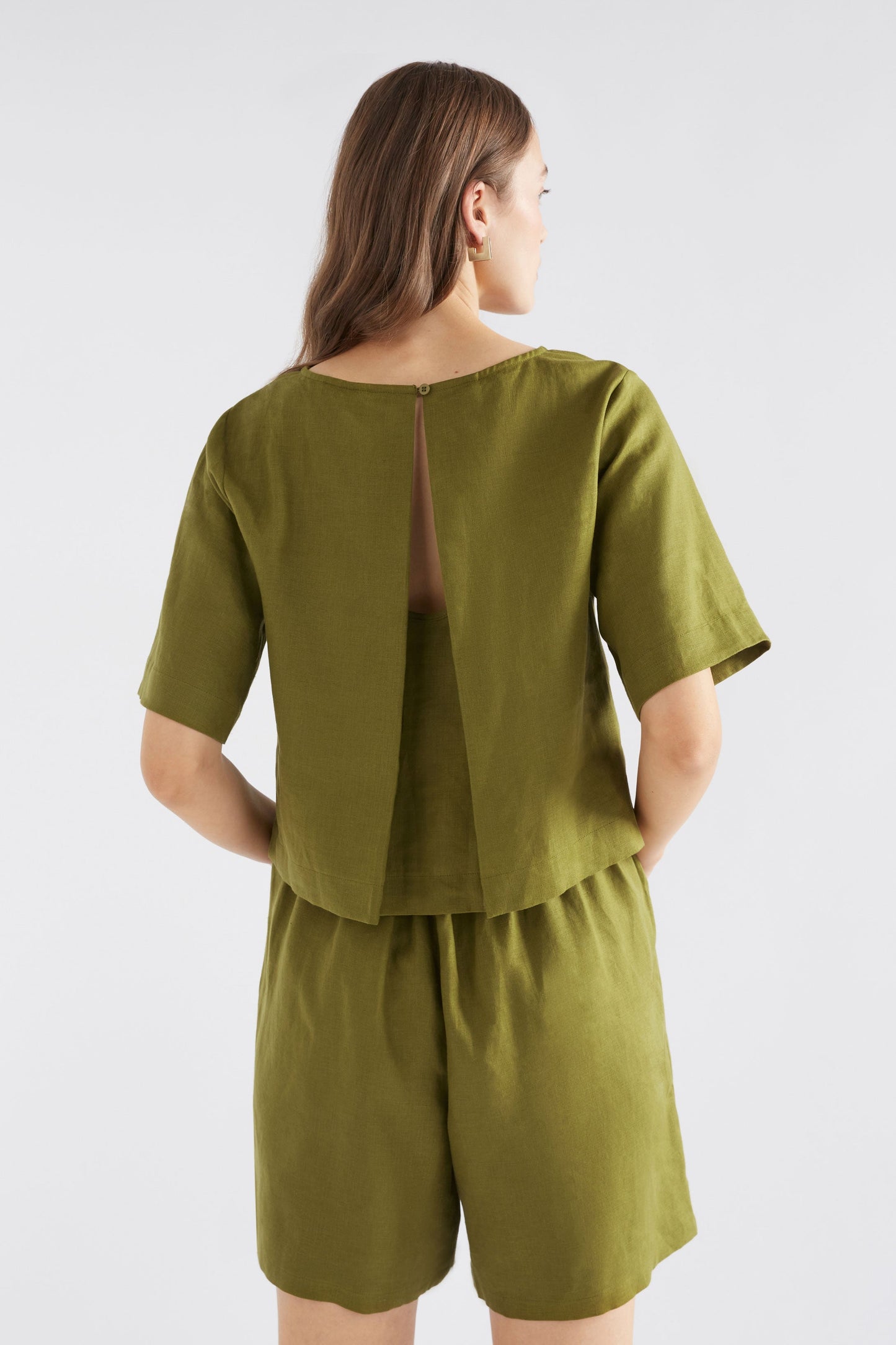 Honnor Linen Cropped Pleat Back Feature Top Model Back | ARTICHOKE