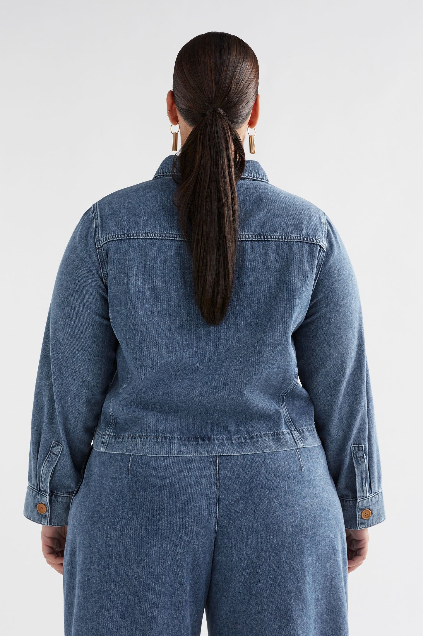 Arbet Organic Cotton Patch Pocket Denim Jacket Back Curve | CHAMBRAY BLUE