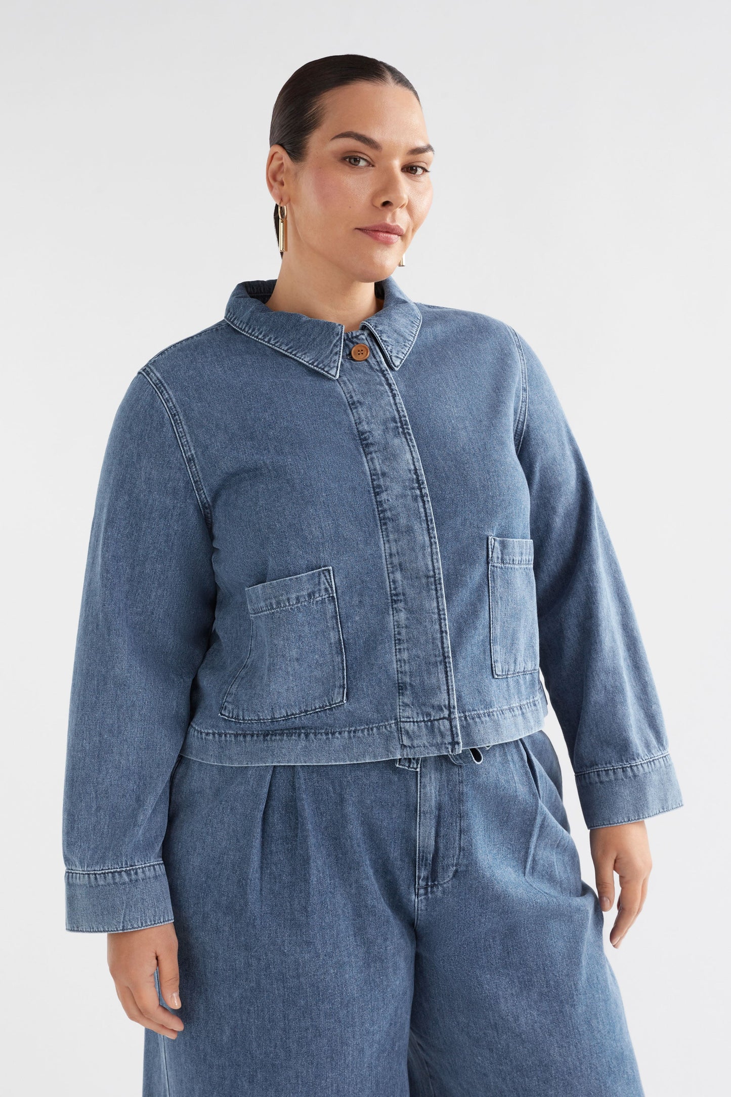 Arbet Organic Cotton Patch Pocket Denim Jacket Front Curve | CHAMBRAY BLUE