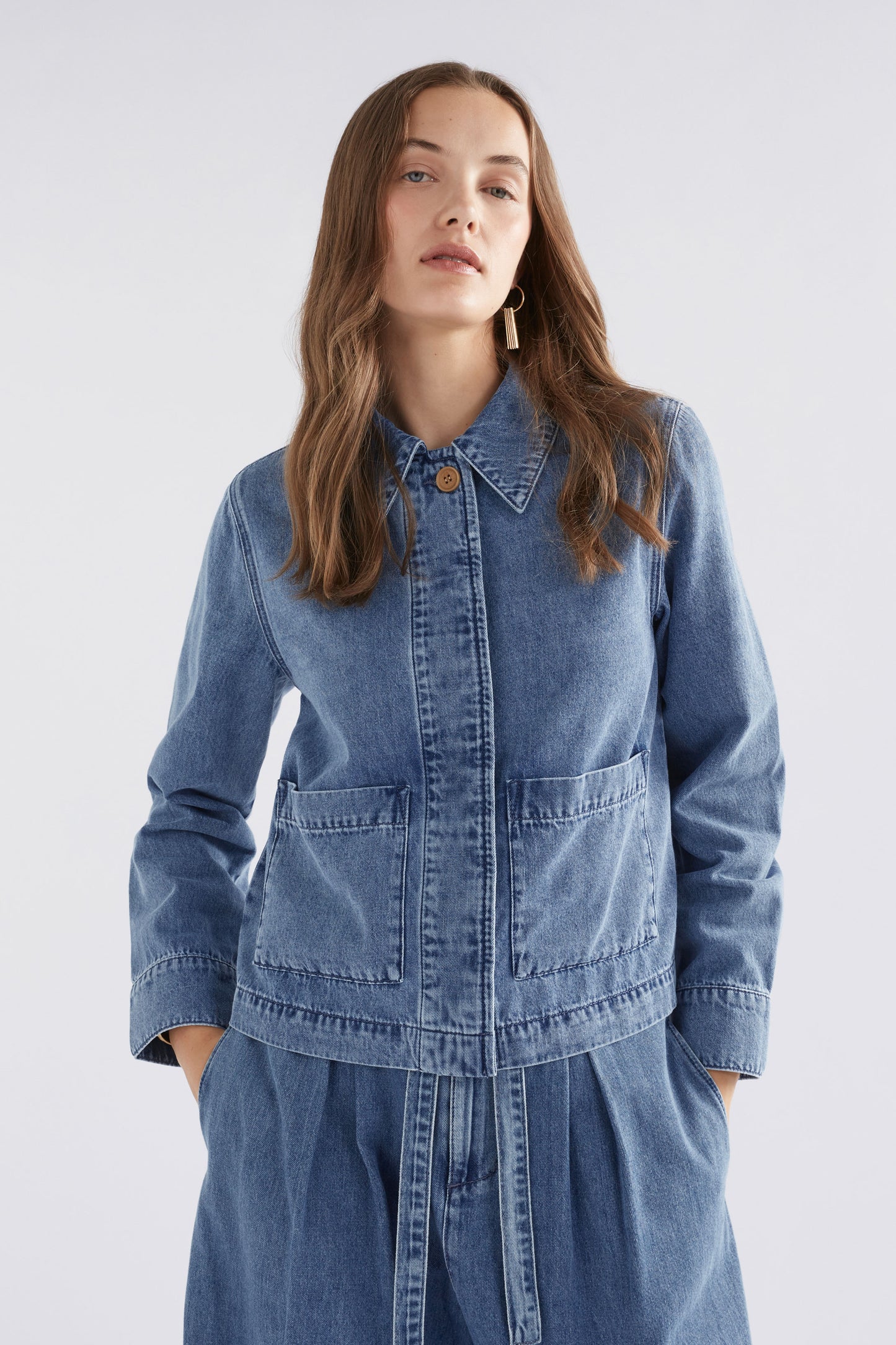 Arbet Organic Cotton Patch Pocket Denim Jacket Front | CHAMBRAY BLUE