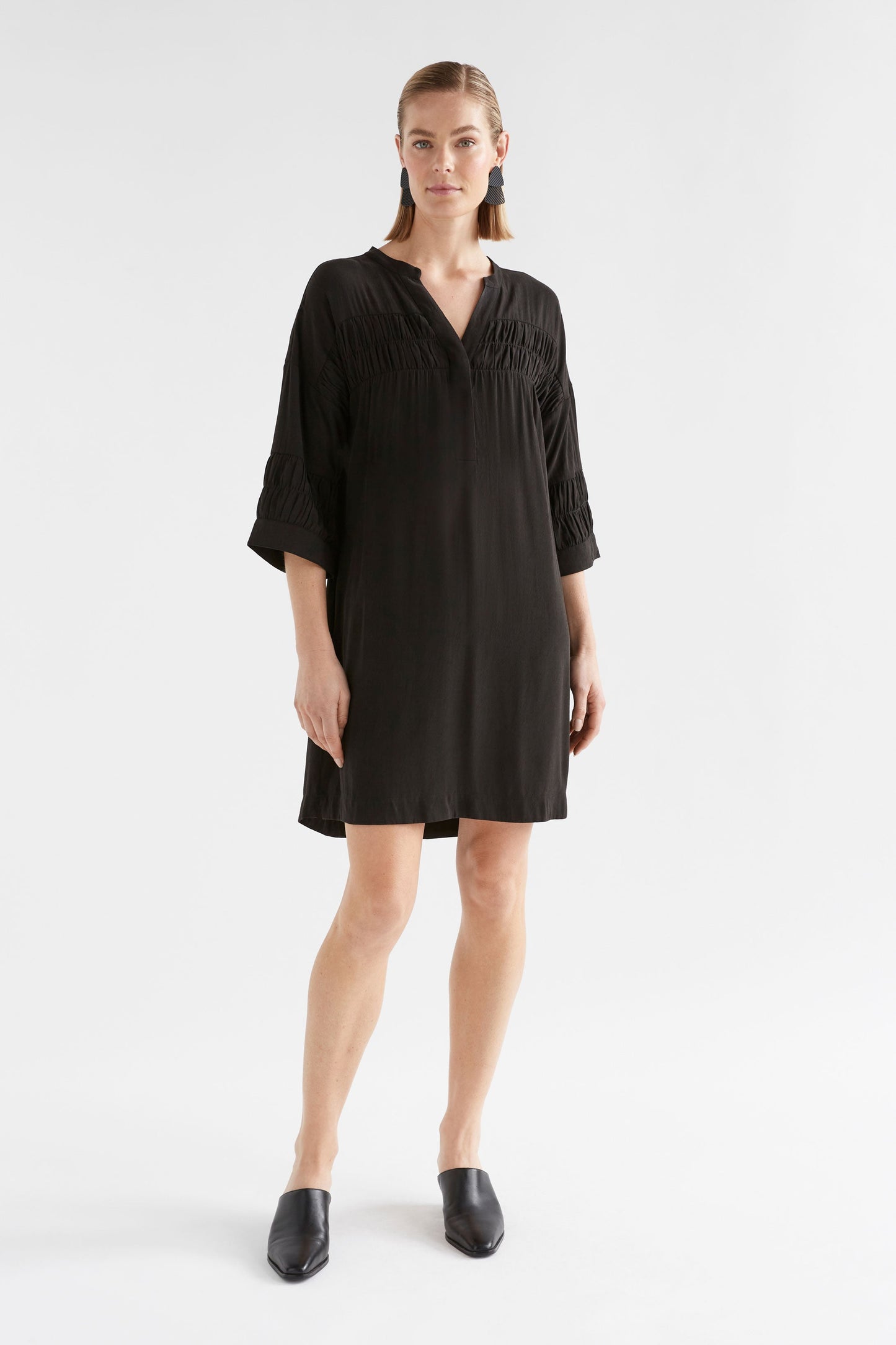 Eta 3/4 Sleeve Ruched Detail V-Neck Relaxed Dress Model Front | BLACK