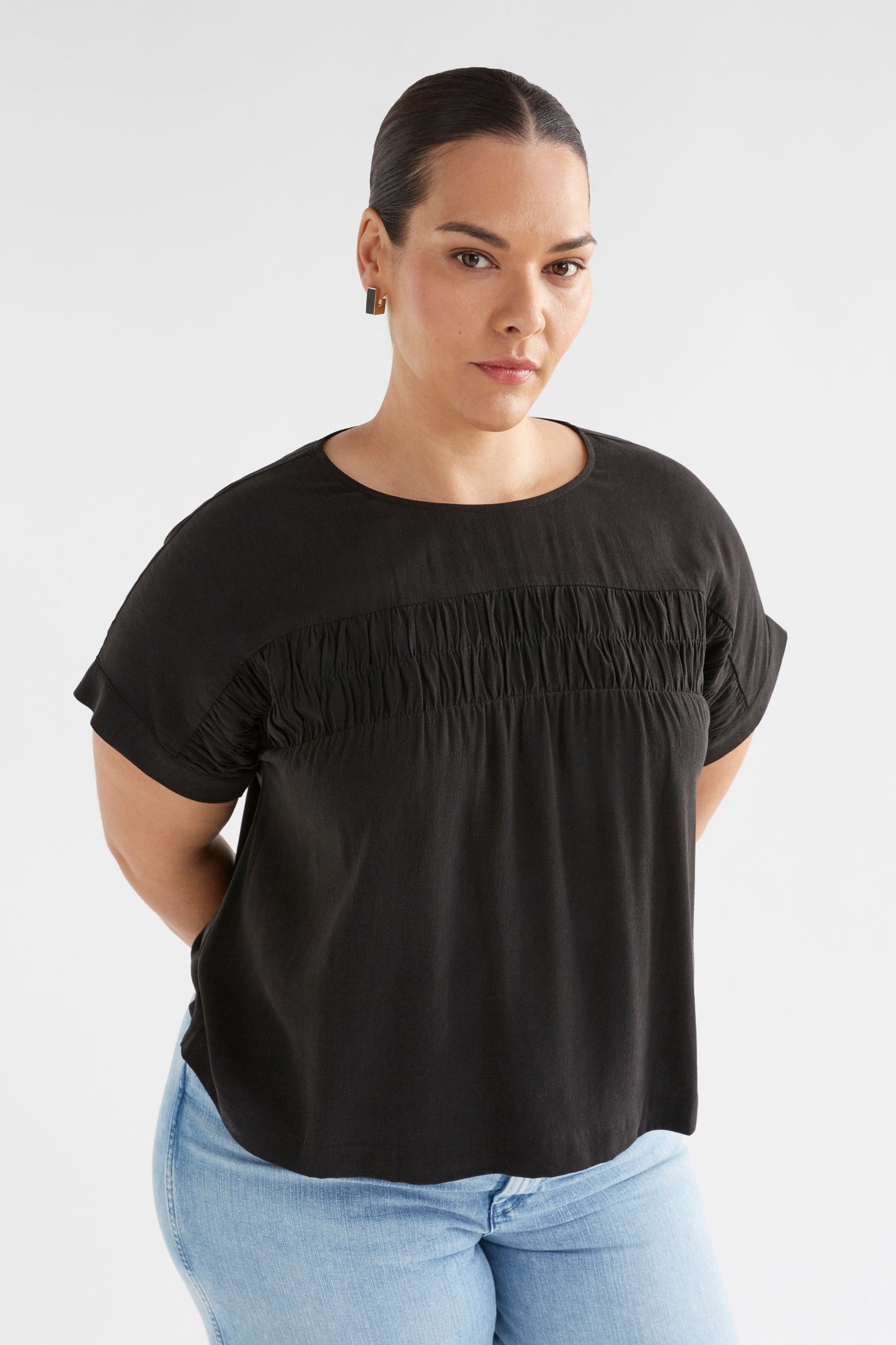 Eta Tencel Ruched Detail Short Sleeve Top Model Front Curve | BLACK