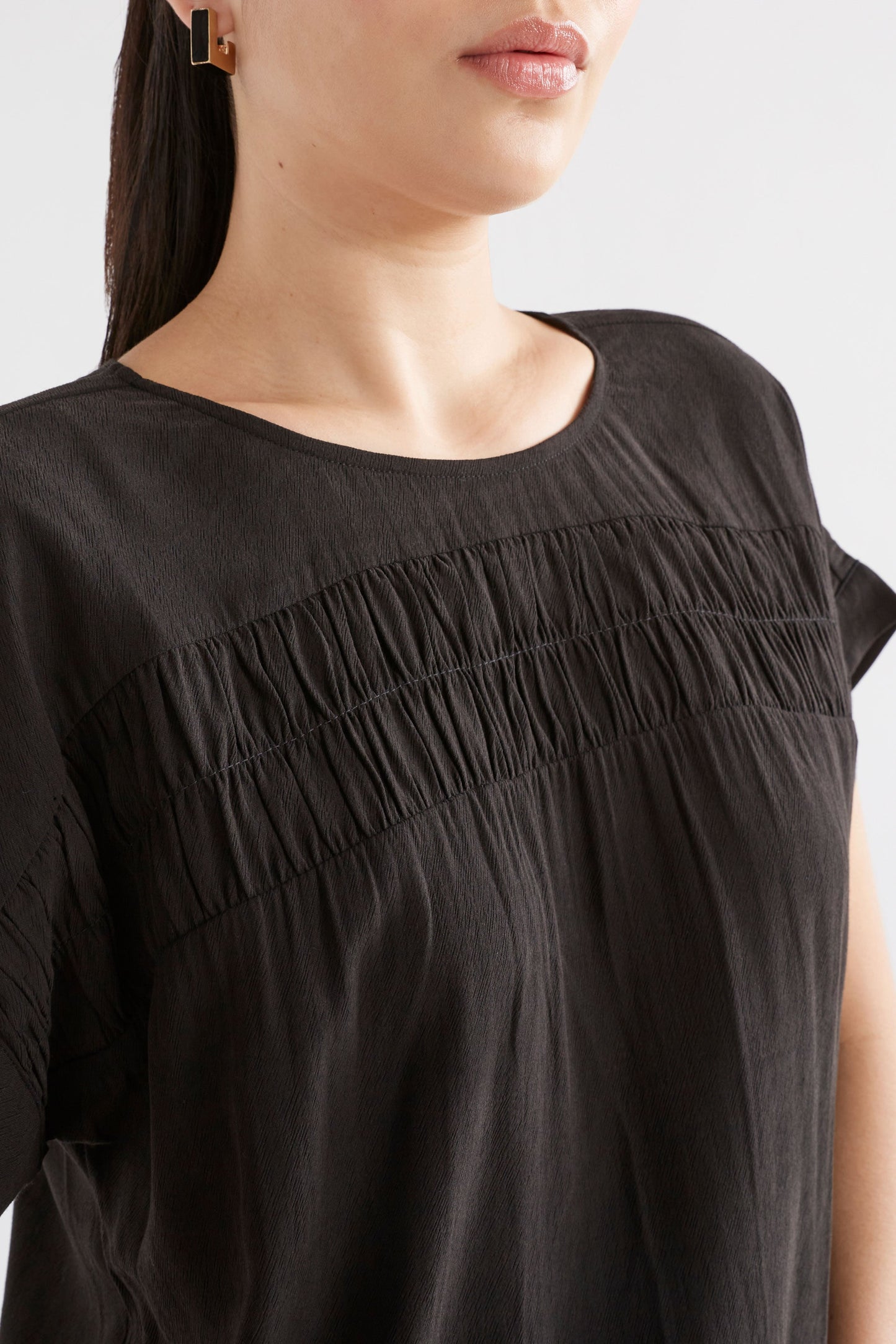 Eta Tencel Ruched Detail Short Sleeve Top Model Front detail | BLACK