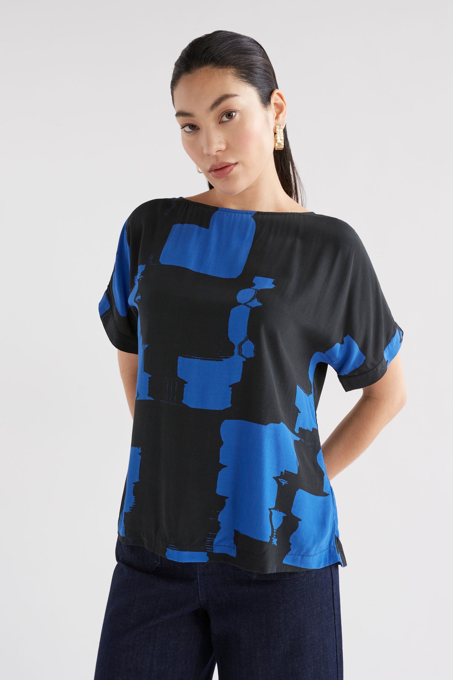 Eneste Drop Shoulder Short Sleeve Print Top Model Front | BLUE ROLLA PRINT