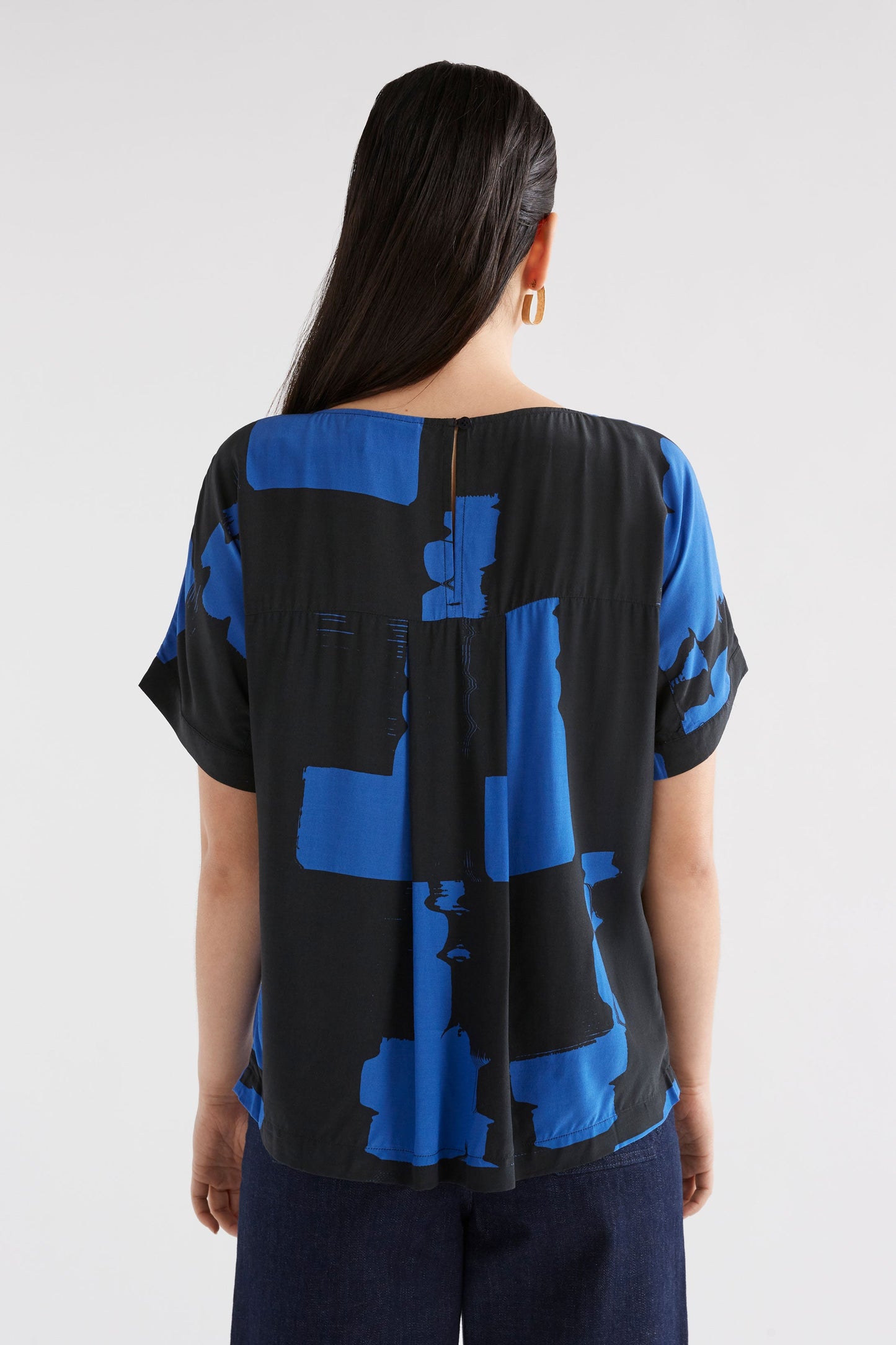 Eneste Drop Shoulder Short Sleeve Print Top Model Back | BLUE ROLLA PRINT