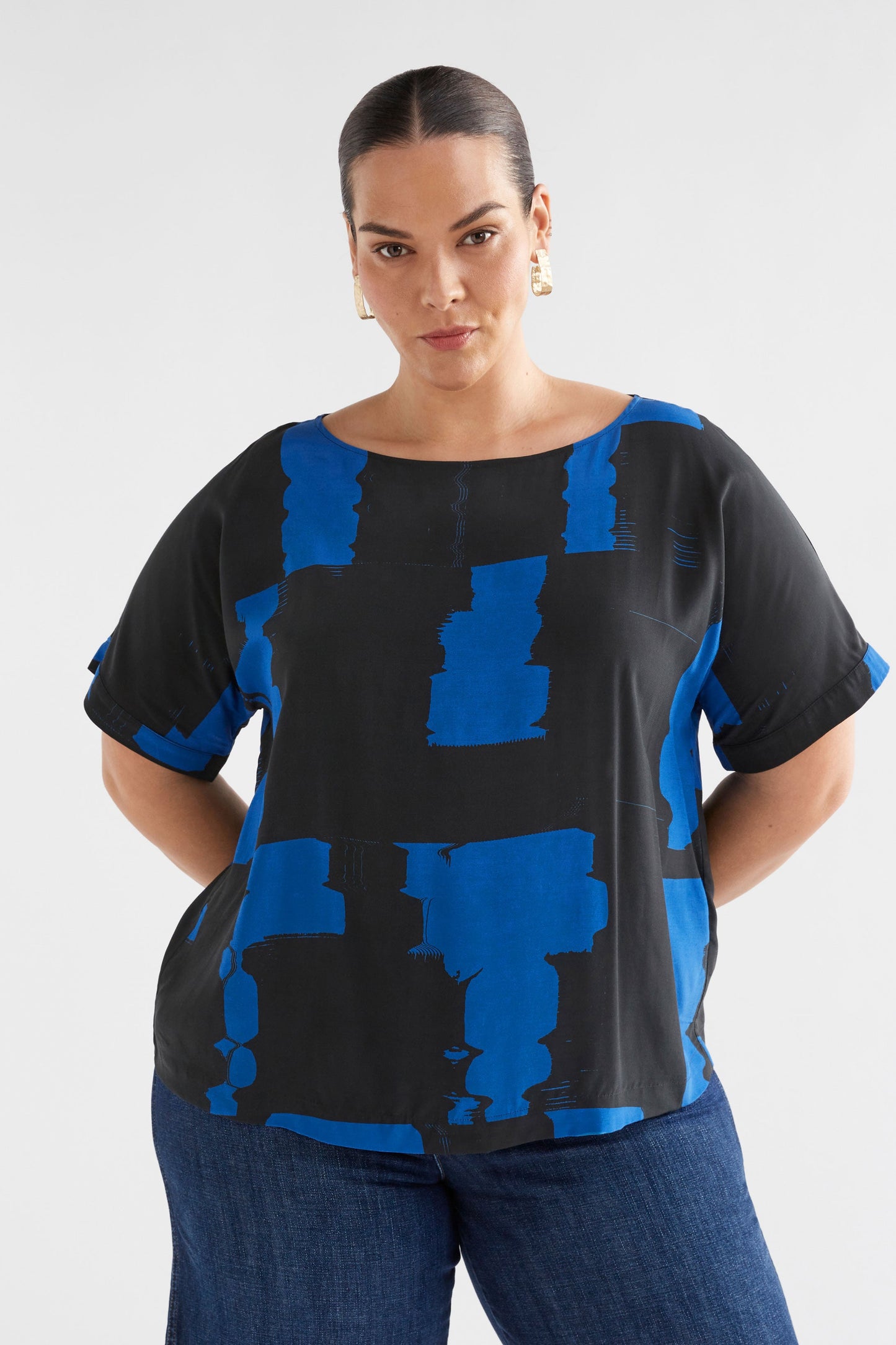 Eneste Drop Shoulder Short Sleeve Print Top Model Curve Front crop | BLUE ROLLA PRINT