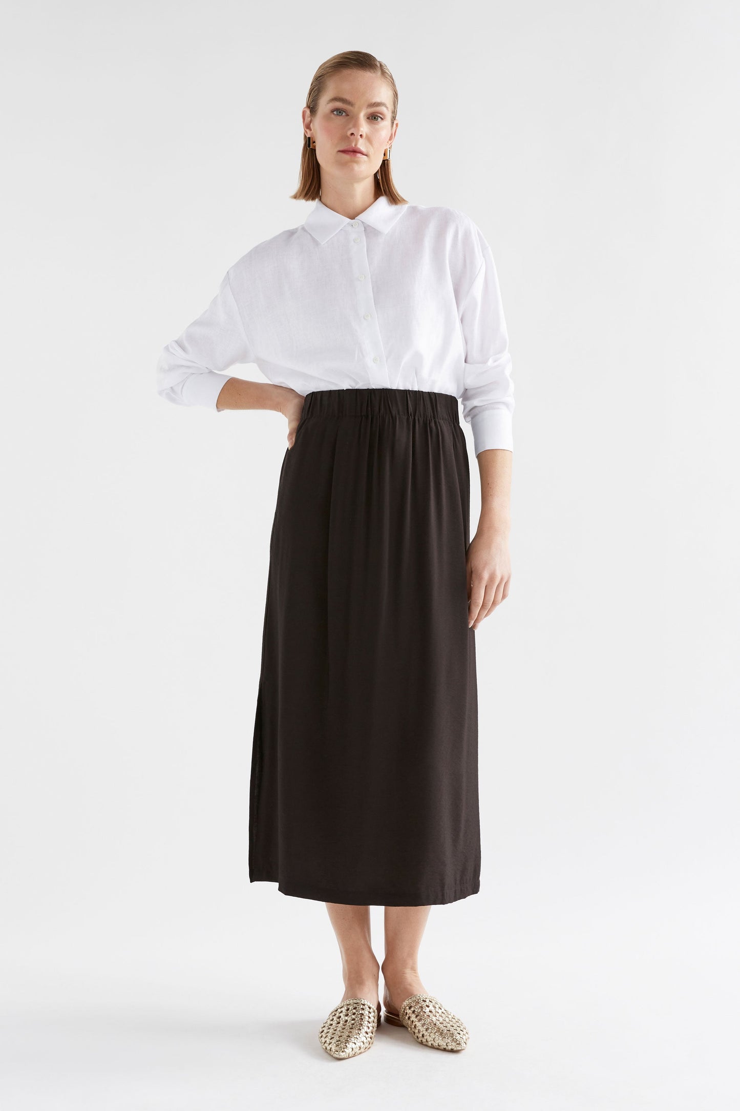 Allt Elastic Waist Gathered Midi Skirt Model Full Body Front | BLACK