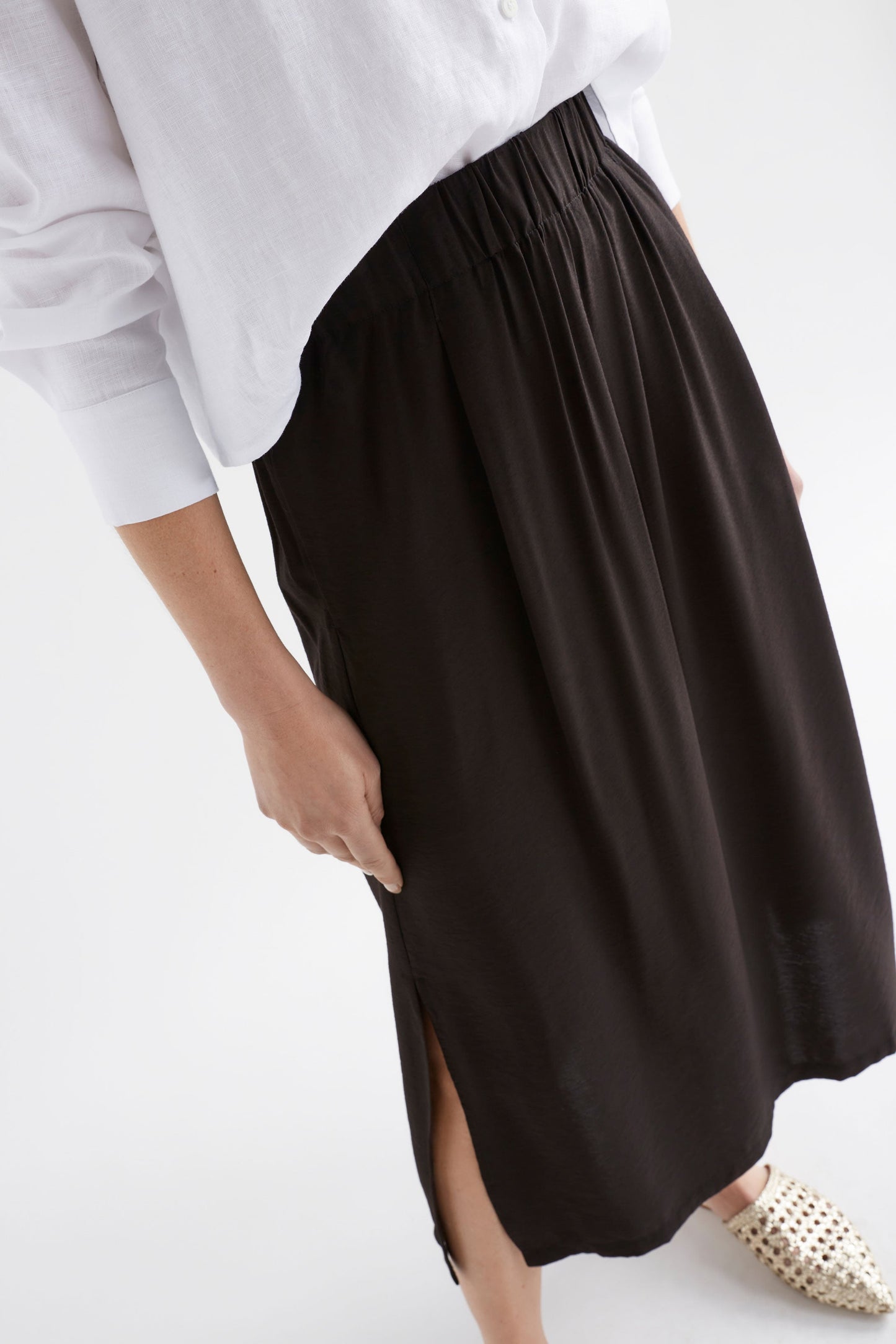 Allt Elastic Waist Gathered Midi Skirt Model Side Detail | BLACK