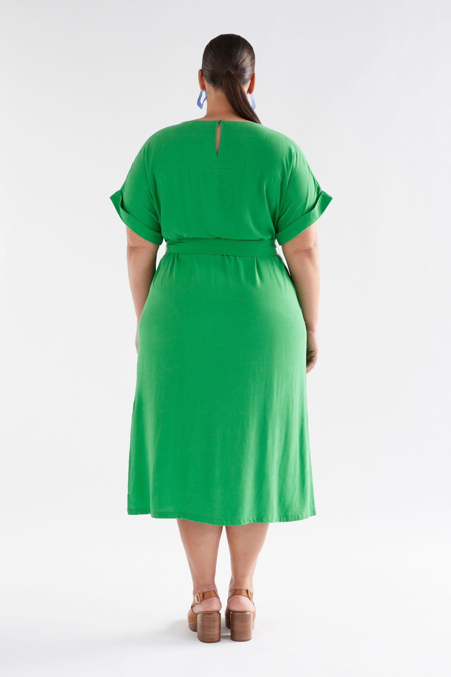 Olyck One Pocket Belted Midi Dress Model Front Back Curve | VINE GREEN