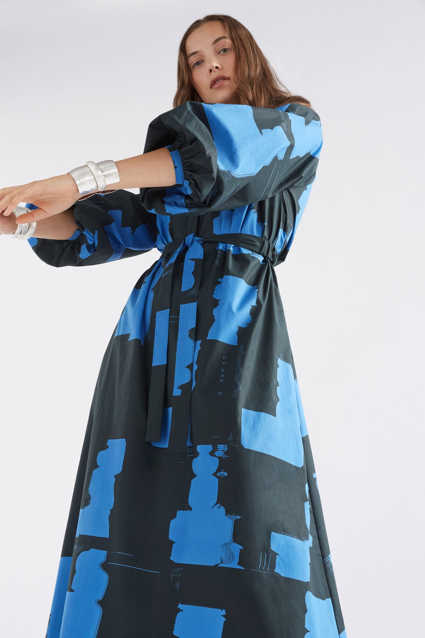 Deze Balloon Sleeve Waisted Cotton Print Midi Dress Model Front detail 2 | BLUE ROLLA PRINT