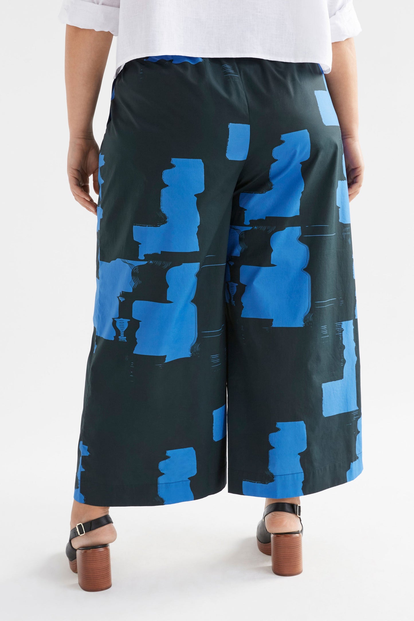 Deze Cotton Wide Leg Elastic Waist Printed Pant  Model Back Curve Crop | BLUE ROLLA PRINT