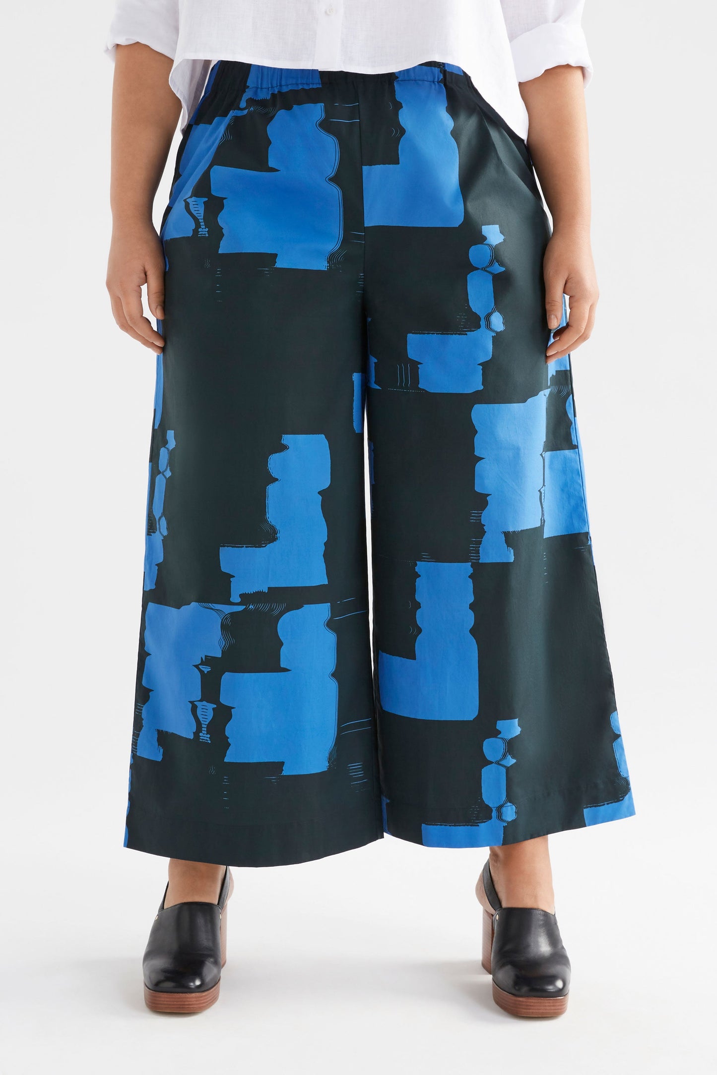 Deze Cotton Wide Leg Elastic Waist Printed Pant  Model Front Curve Crop | BLUE ROLLA PRINT