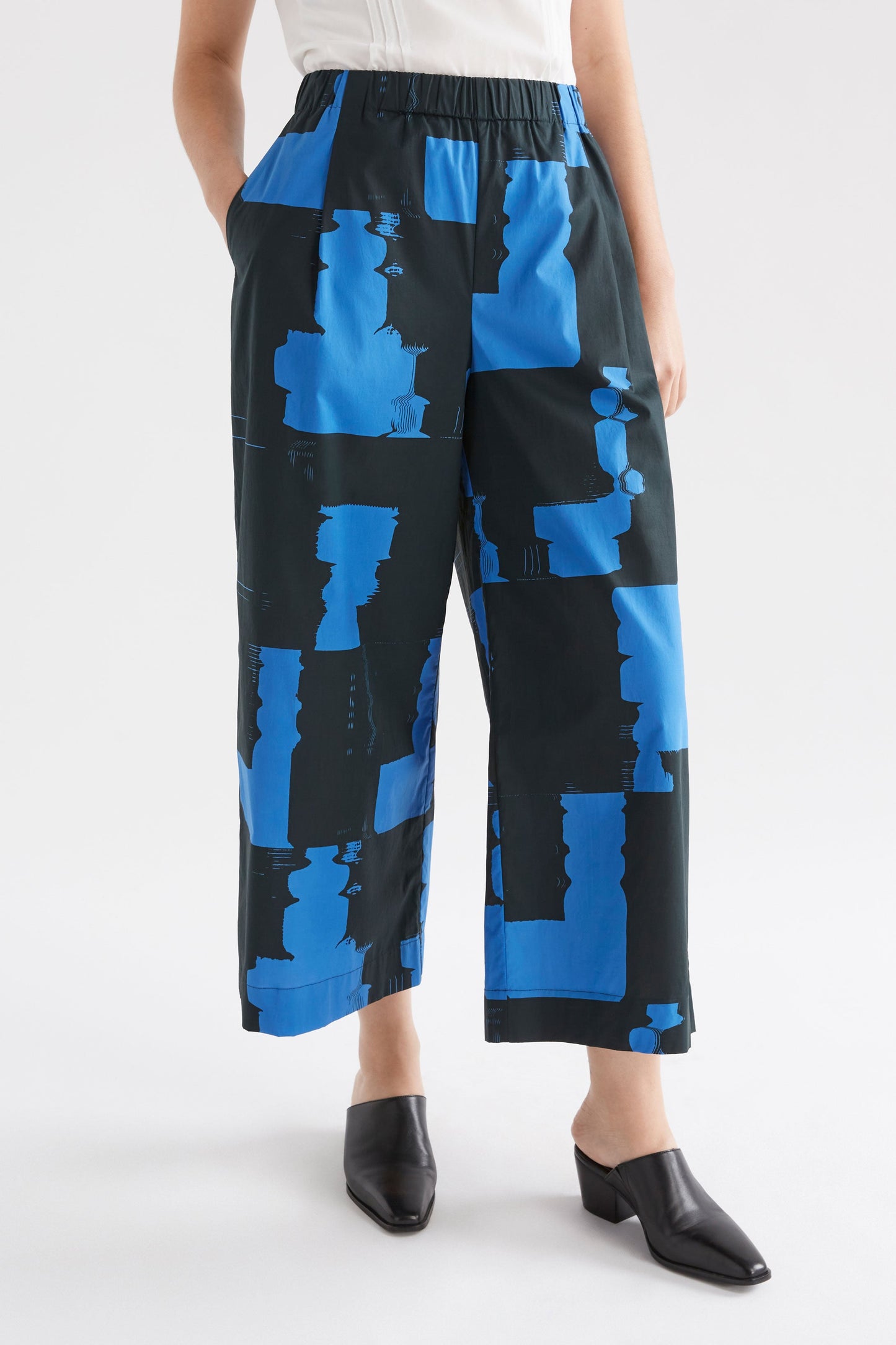 Deze Cotton Wide Leg Elastic Waist Printed Pant  Model Front Crop | BLUE ROLLA PRINT