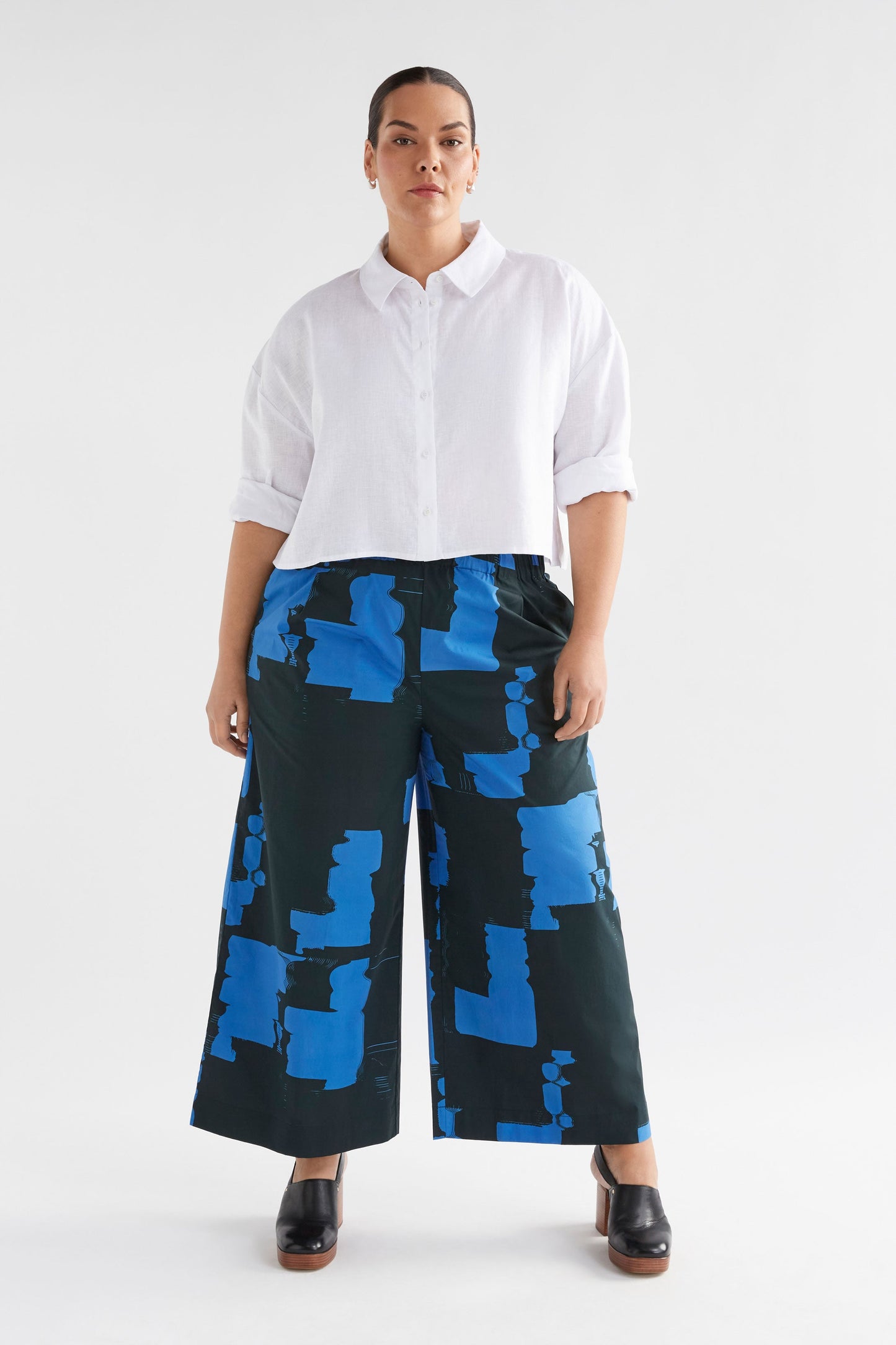 Deze Cotton Wide Leg Elastic Waist Printed Pant  Model Front Curve | BLUE ROLLA PRINT