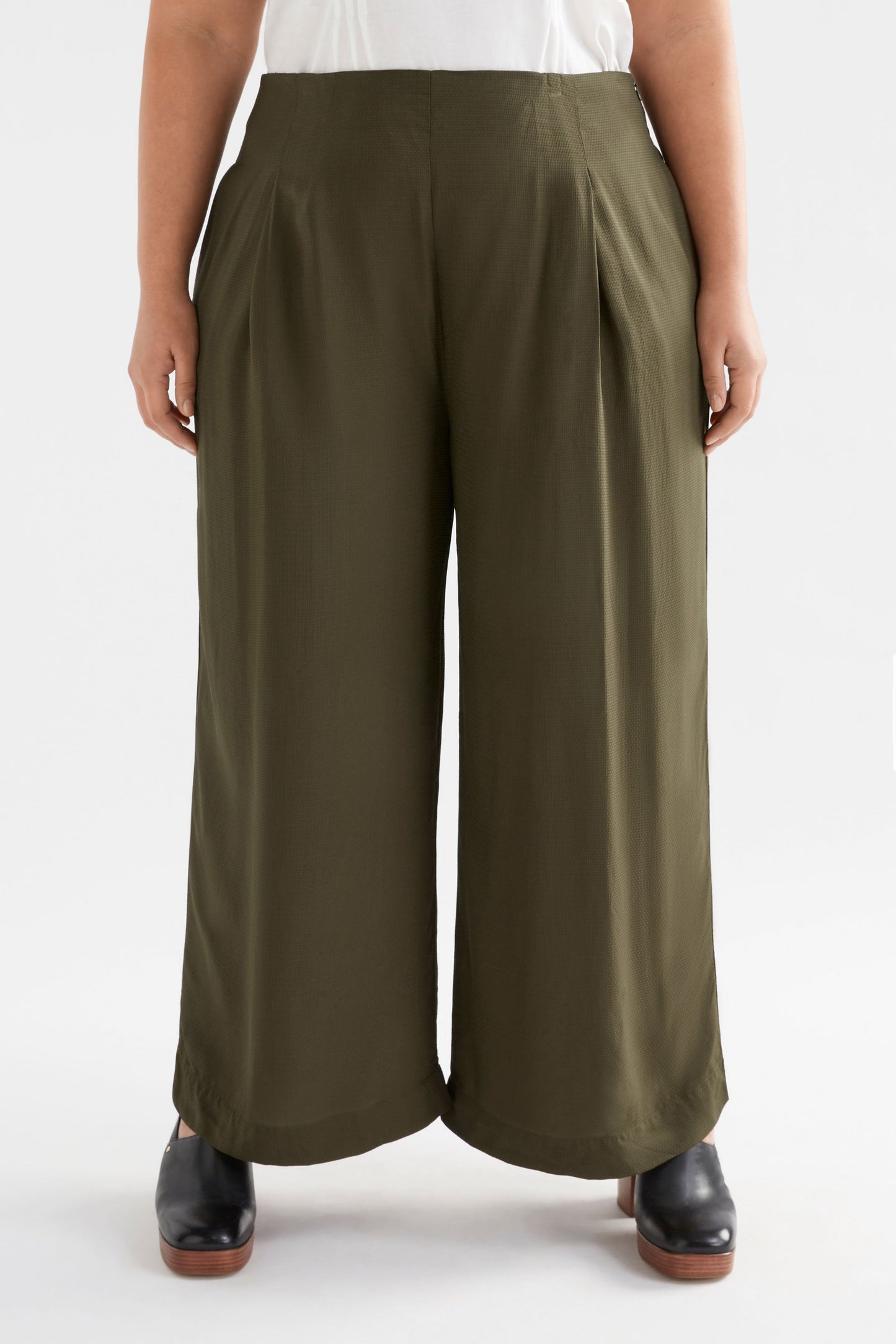 Parq High Waisted Front Pleat Wide Leg Pant Model Front Curve | SEAWEED