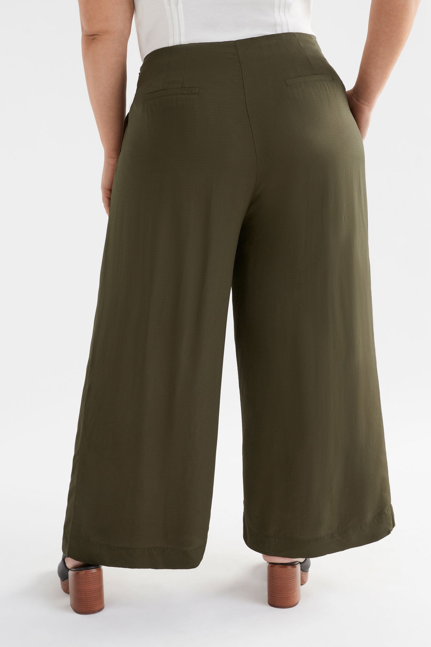 Parq High Waisted Front Pleat Wide Leg Pant Model Back Curve | SEAWEED