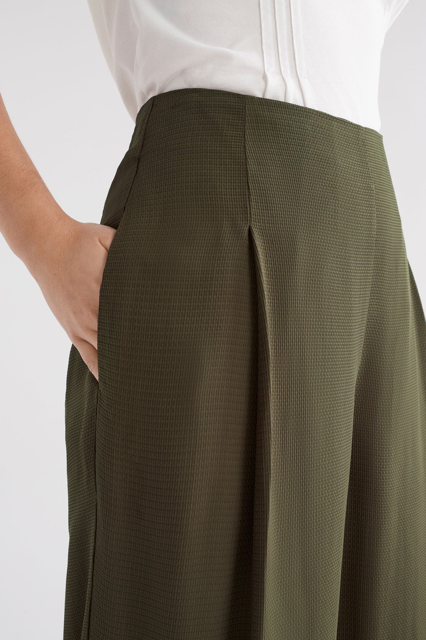 Parq High Waisted Front Pleat Wide Leg Pant Model Side Detail | SEAWEED