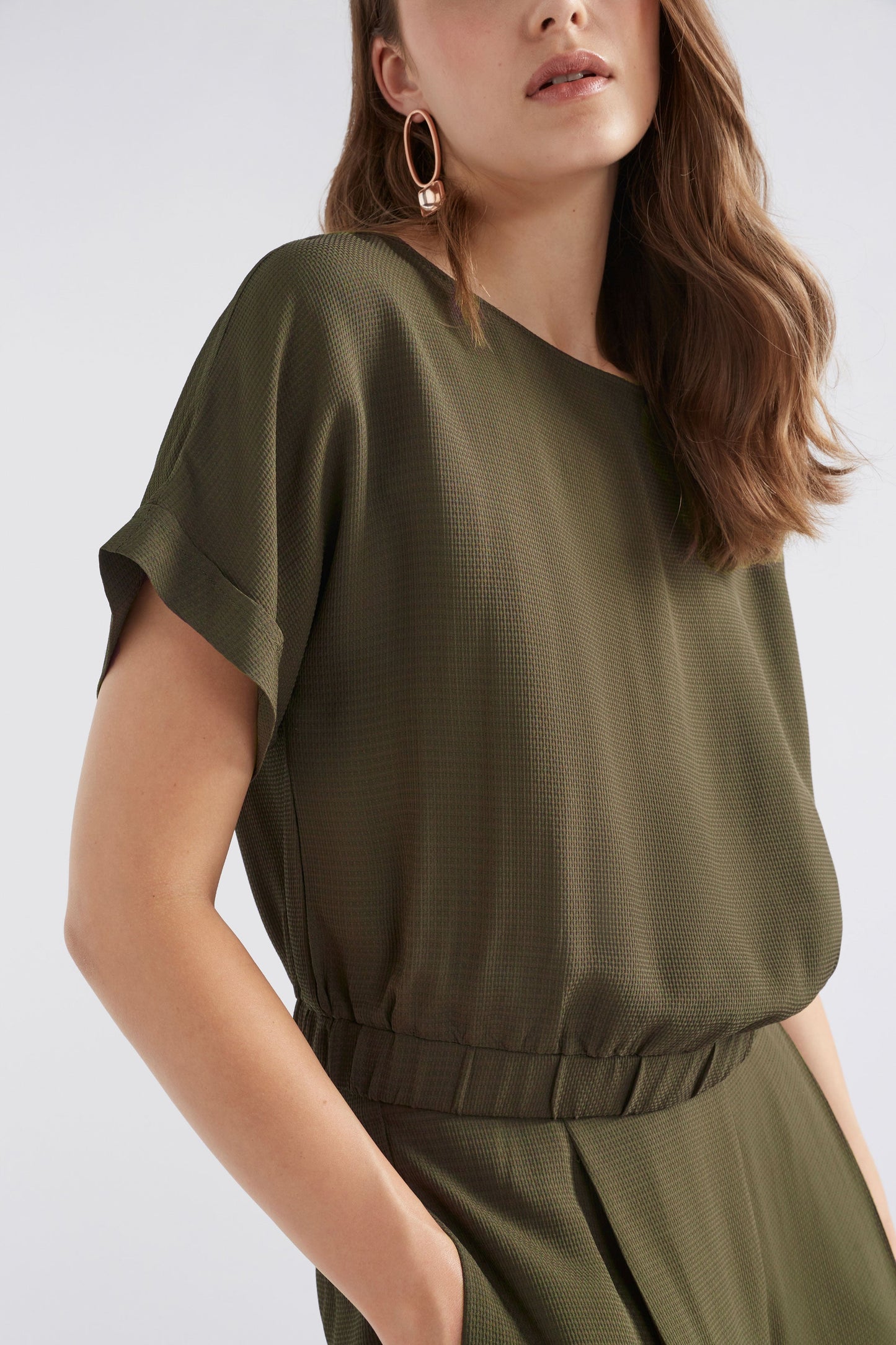 Parq Textured Cropped Elastic Hem Top Model Front Detail | SEAWEED