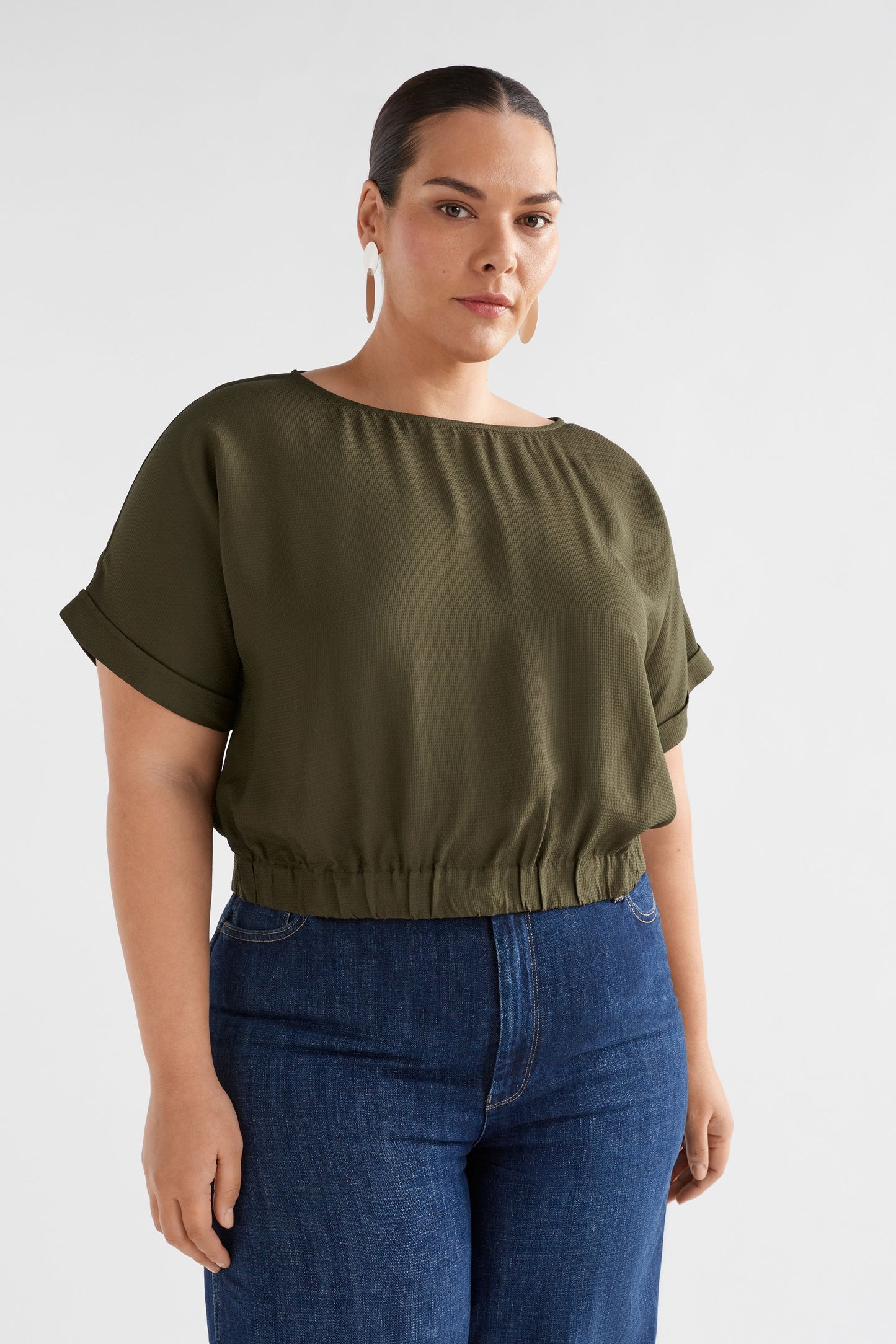 Parq Textured Cropped Elastic Hem Top Model Front Curve | SEAWEED