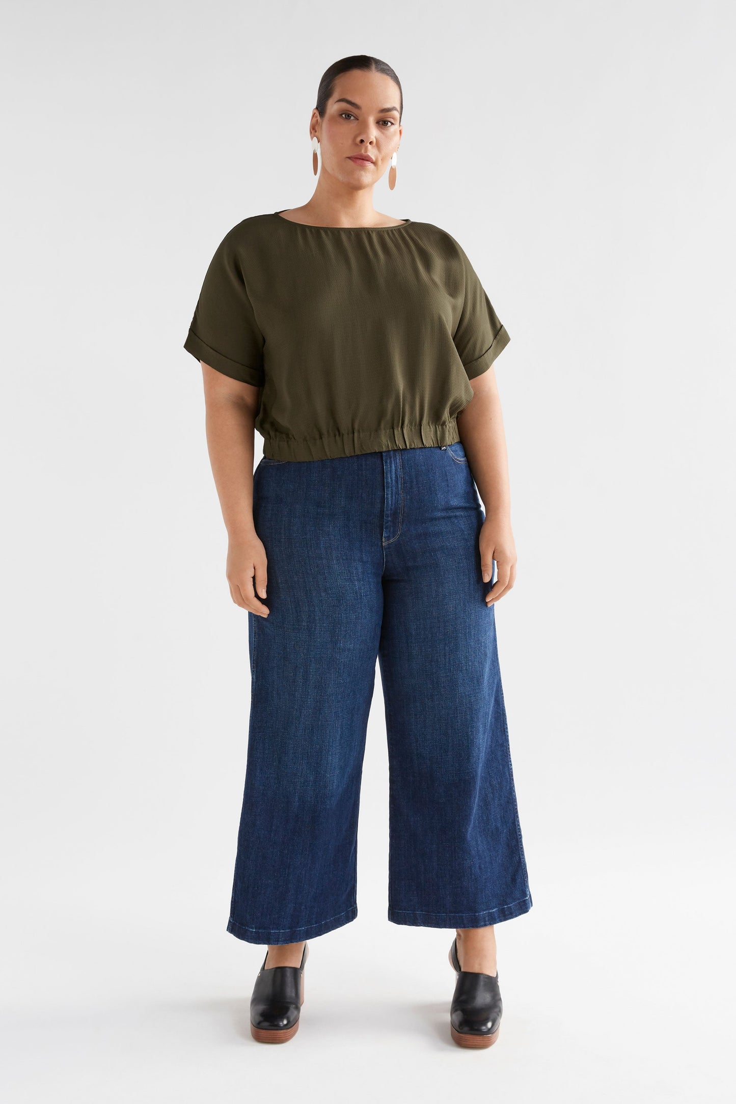 Parq Textured Cropped Elastic Hem Top Model Front Full Body | SEAWEED