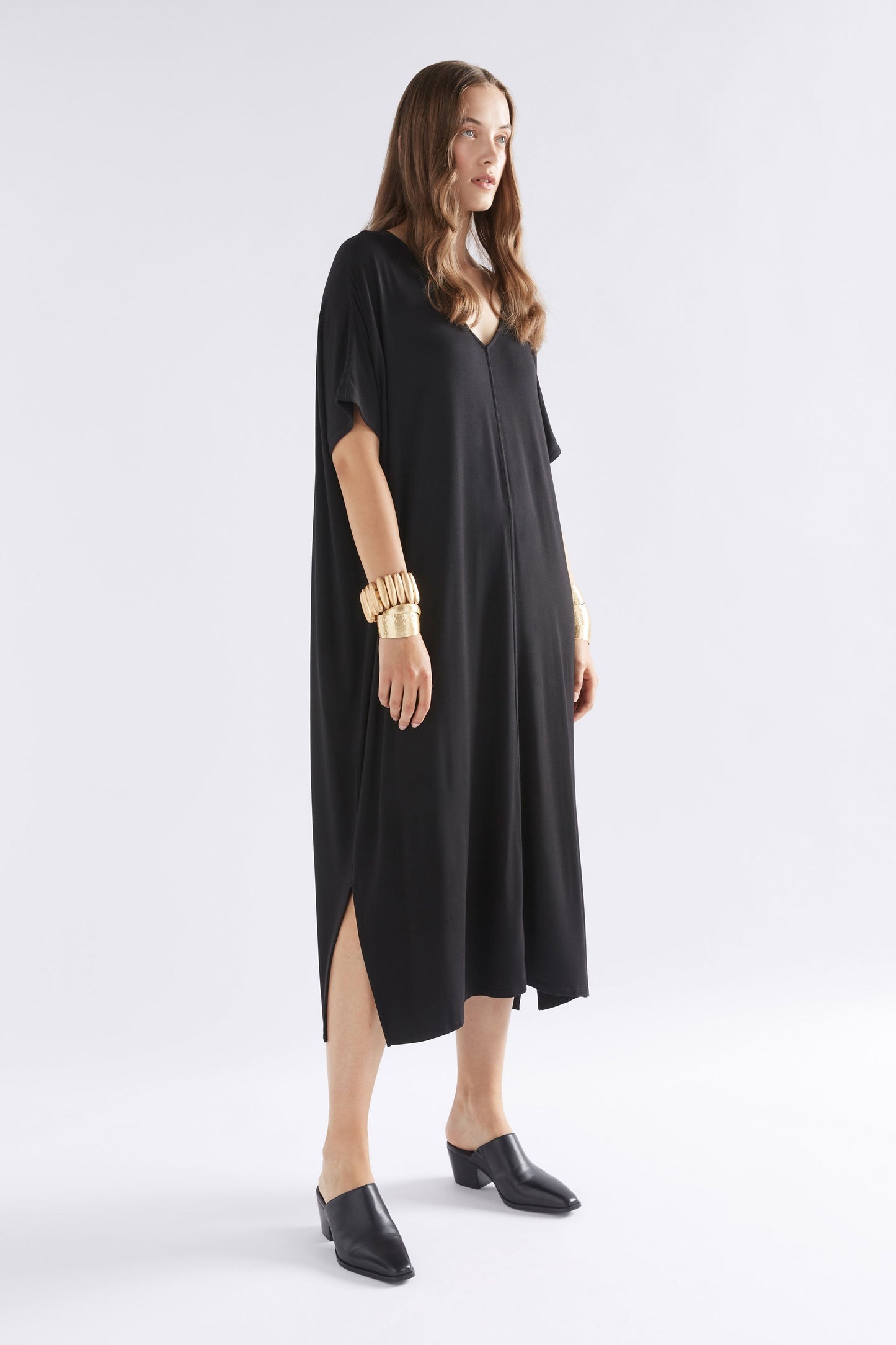 Mytr Oversized V-Neck Long Jersey Tee Dress Model Angled Front | BLACK