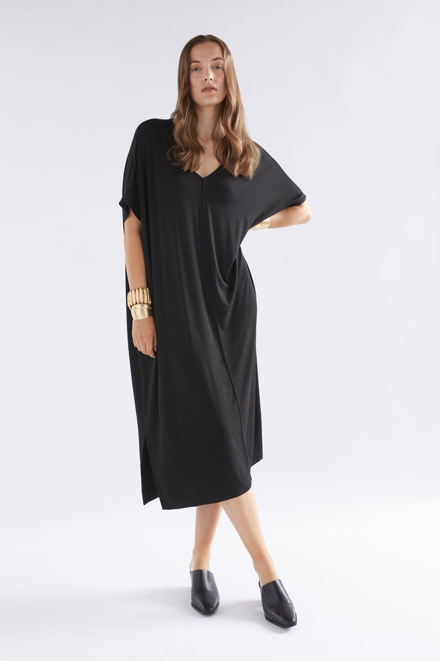 Mytr Oversized V-Neck Long Jersey Tee Dress Model Front | BLACK