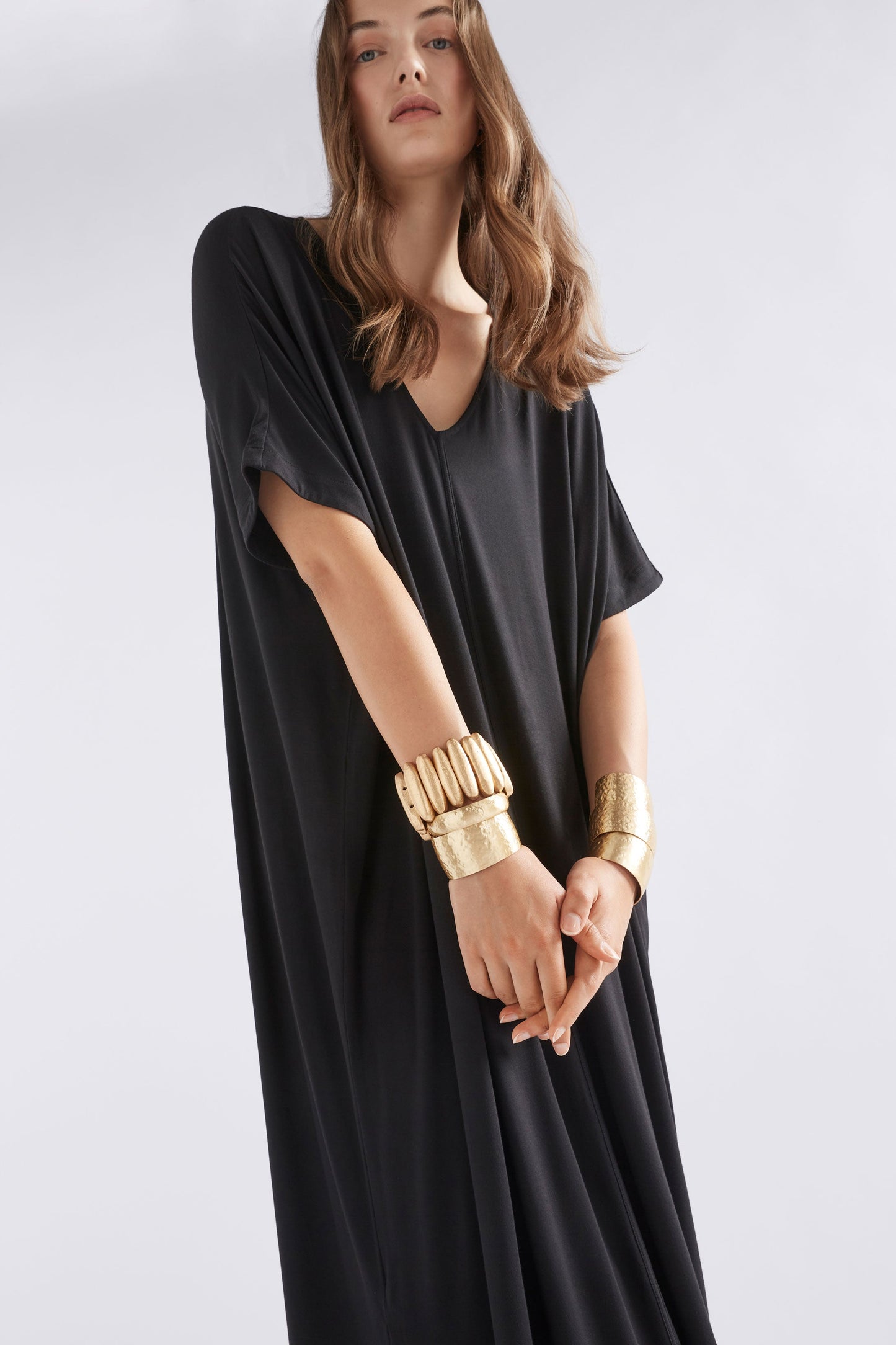 Mytr Oversized V-Neck Long Jersey Tee Dress Model Front Closer | BLACK