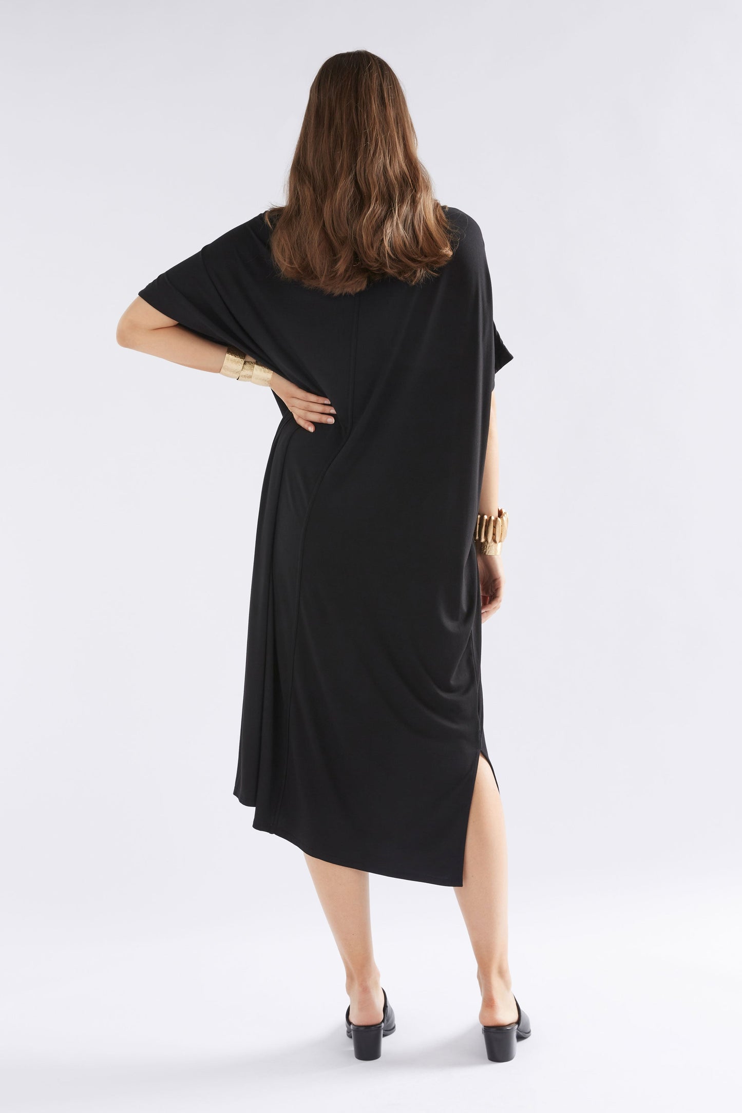 Mytr Oversized V-Neck Long Jersey Tee Dress Model Back | BLACK