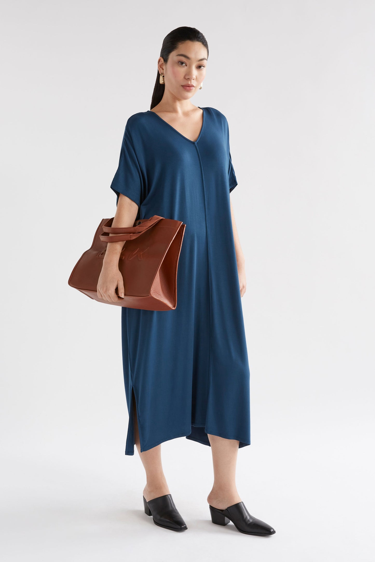 Mytr Oversized V-Neck Long Jersey Tee Dress Model Front | JASPER