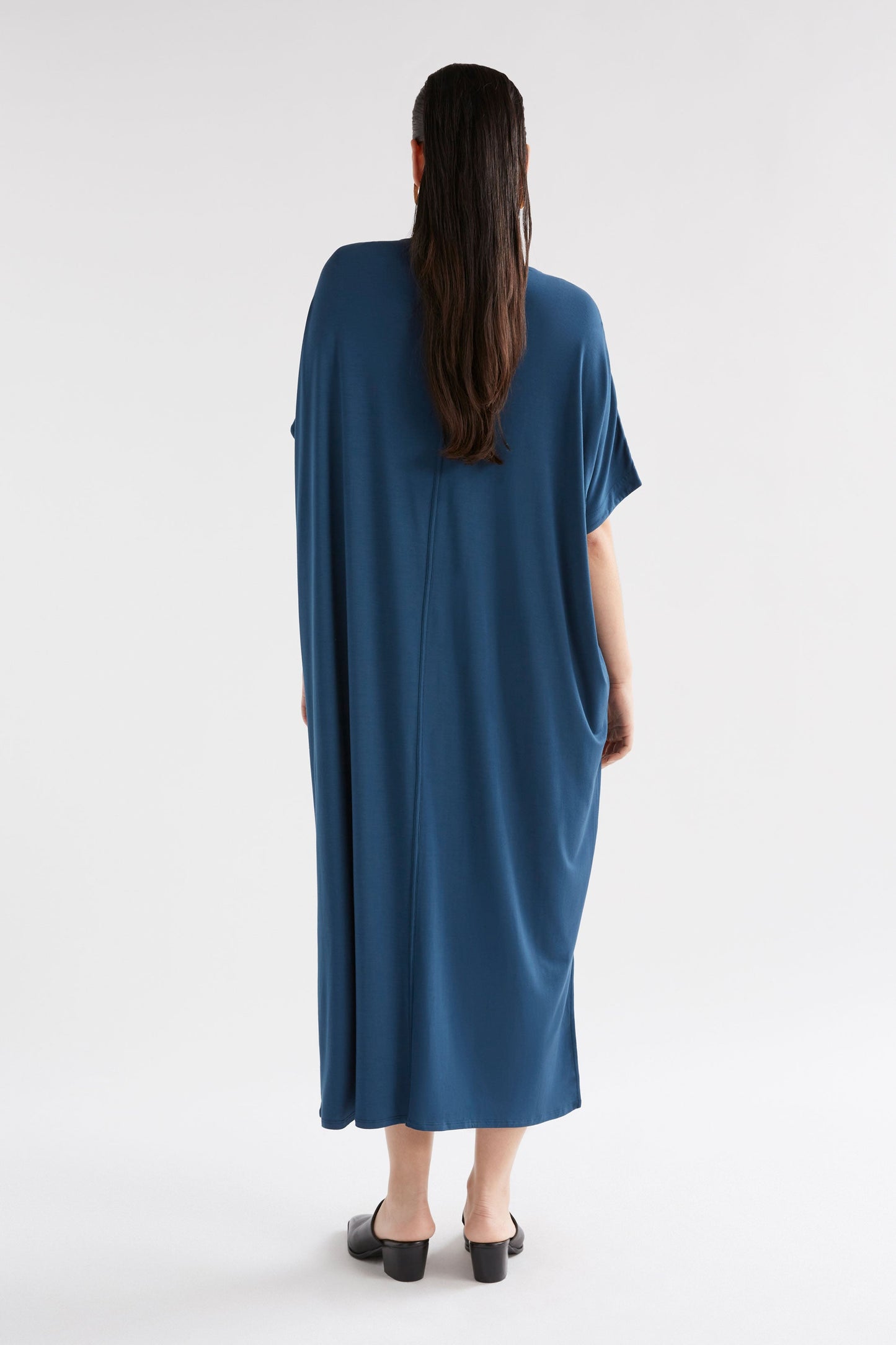 Mytr Oversized V-Neck Long Jersey Tee Dress Model Back | JASPER