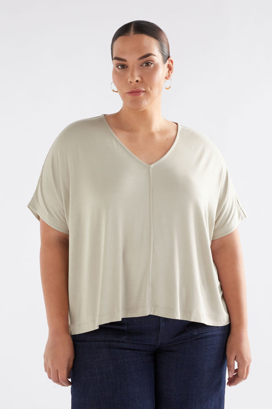 Mytr Relaxed V-Neck Jersey T-Shirt Model Front CURVE | FLAX