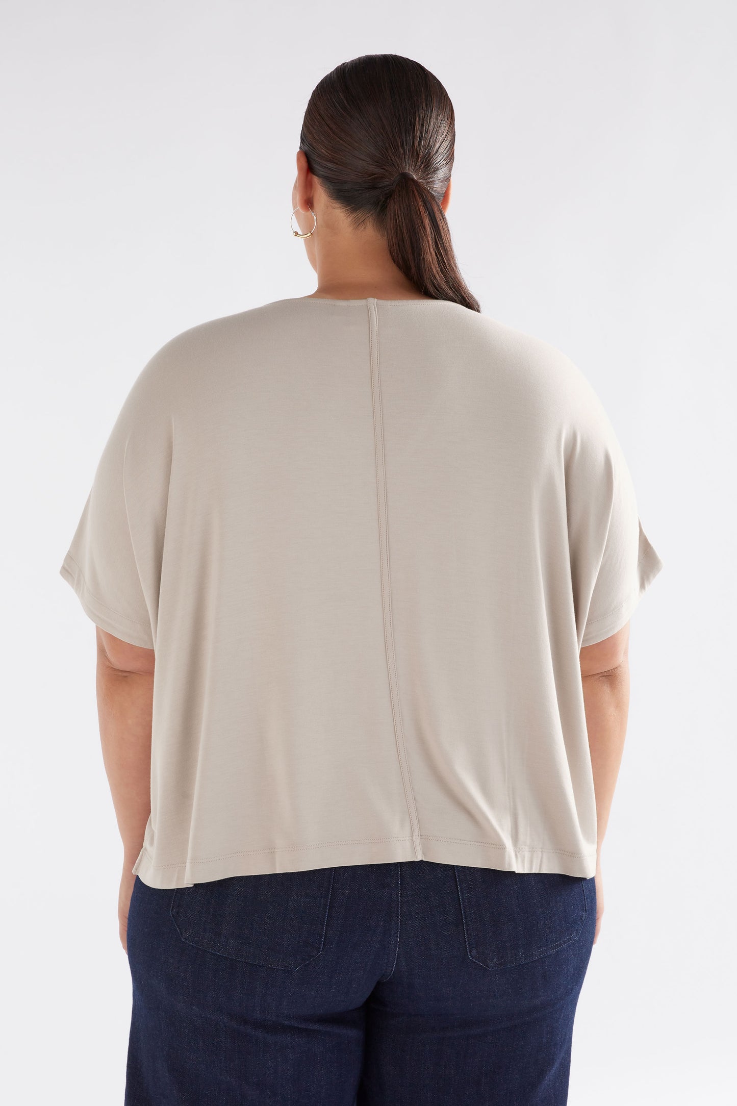 Mytr Relaxed V-Neck Jersey T-Shirt Model back CURVE | FLAX