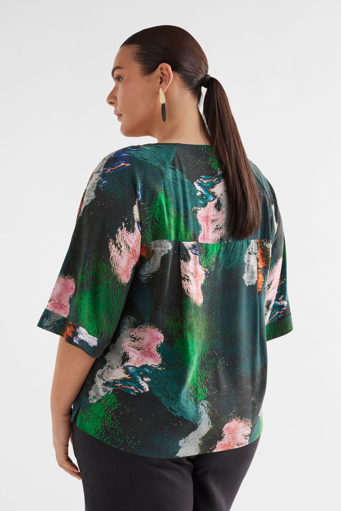 Foljer Silky Scoop Neck Raglan Sleeve Top Model Back Curve | REFLECTIONS PRINT