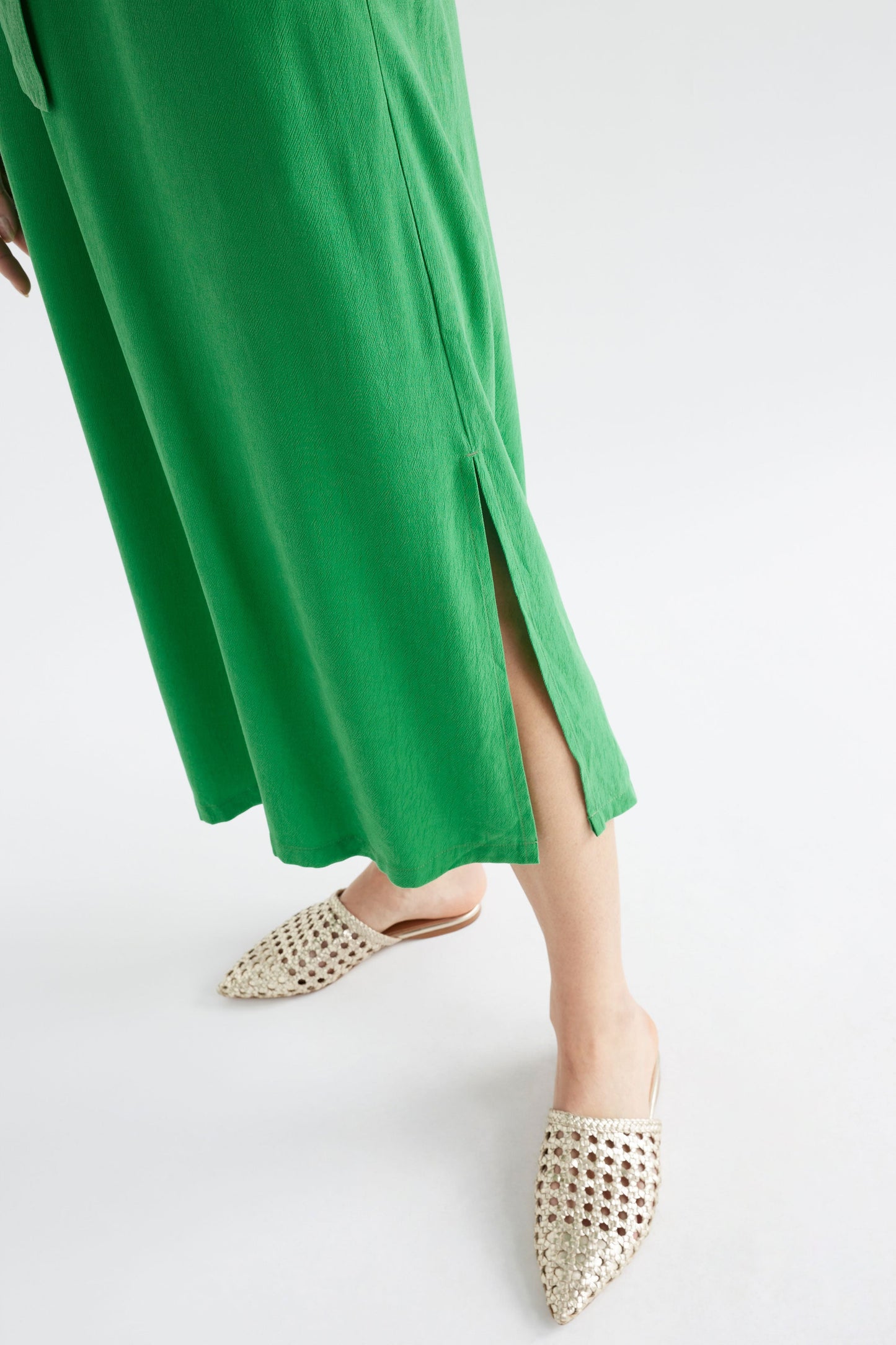 Olyck One Pocket Belted Mid Dress Model Hem Detail | VINE GREEN