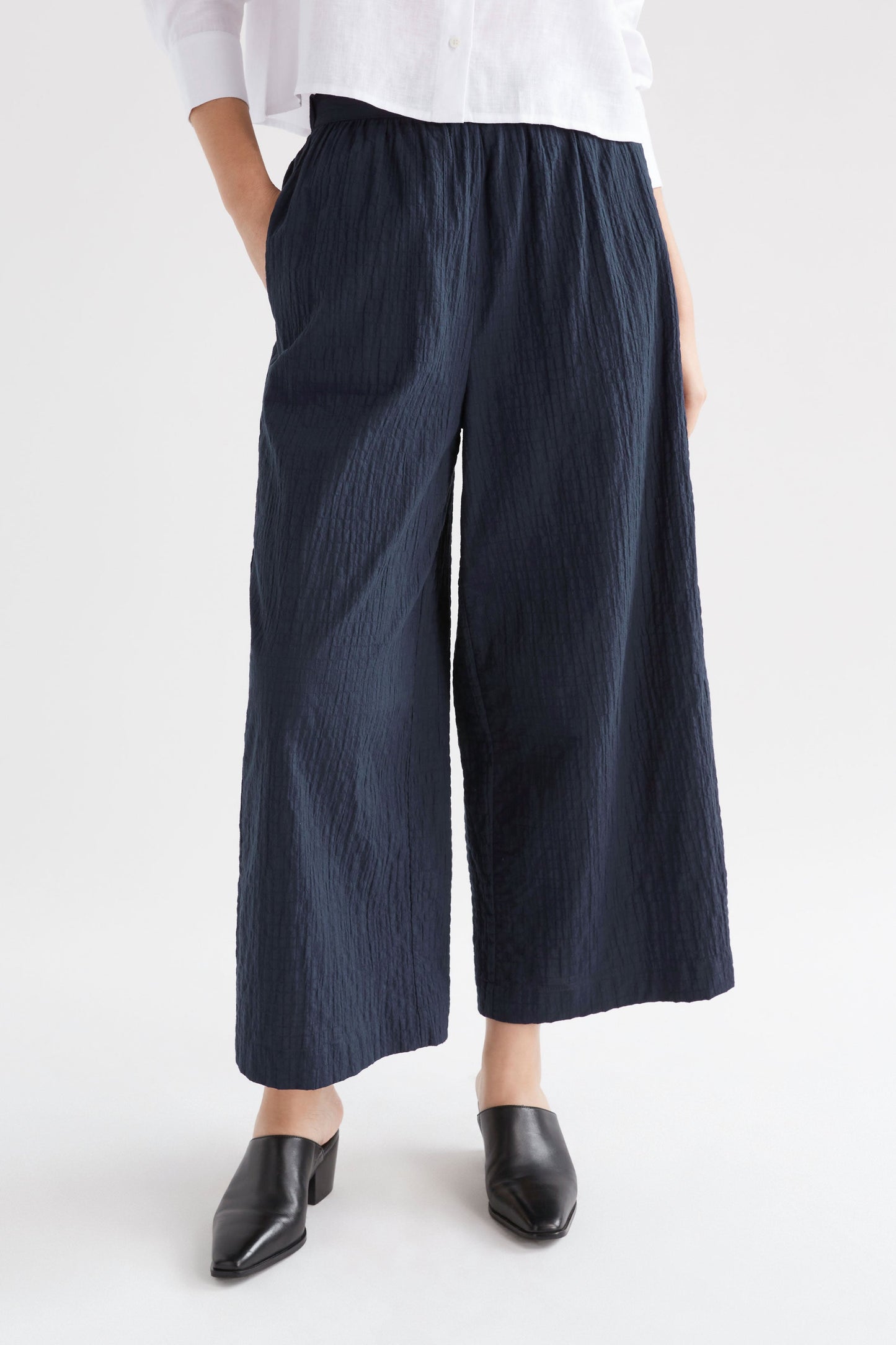 Huvet Wide Leg Organic Cotton Crinkle Textured Elastic Waist Pant Model Front | NEW NAVY