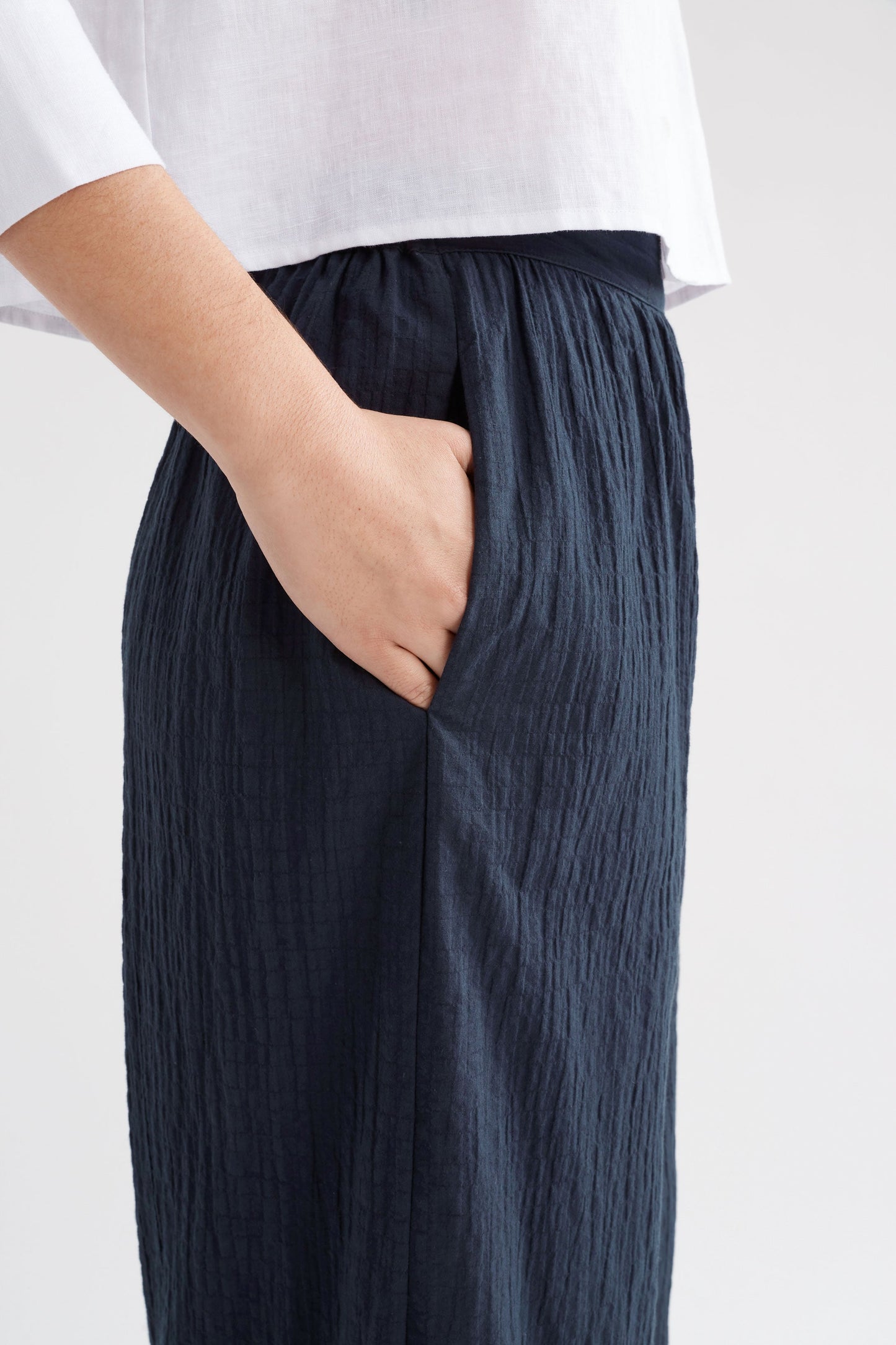 Huvet Wide Leg Organic Cotton Crinkle Textured Elastic Waist Pant Model Side detail | NEW NAVY