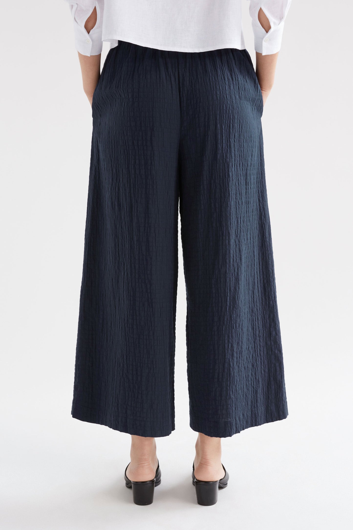 Huvet Wide Leg Organic Cotton Crinkle Textured Elastic Waist Pant Model Back | NEW NAVY