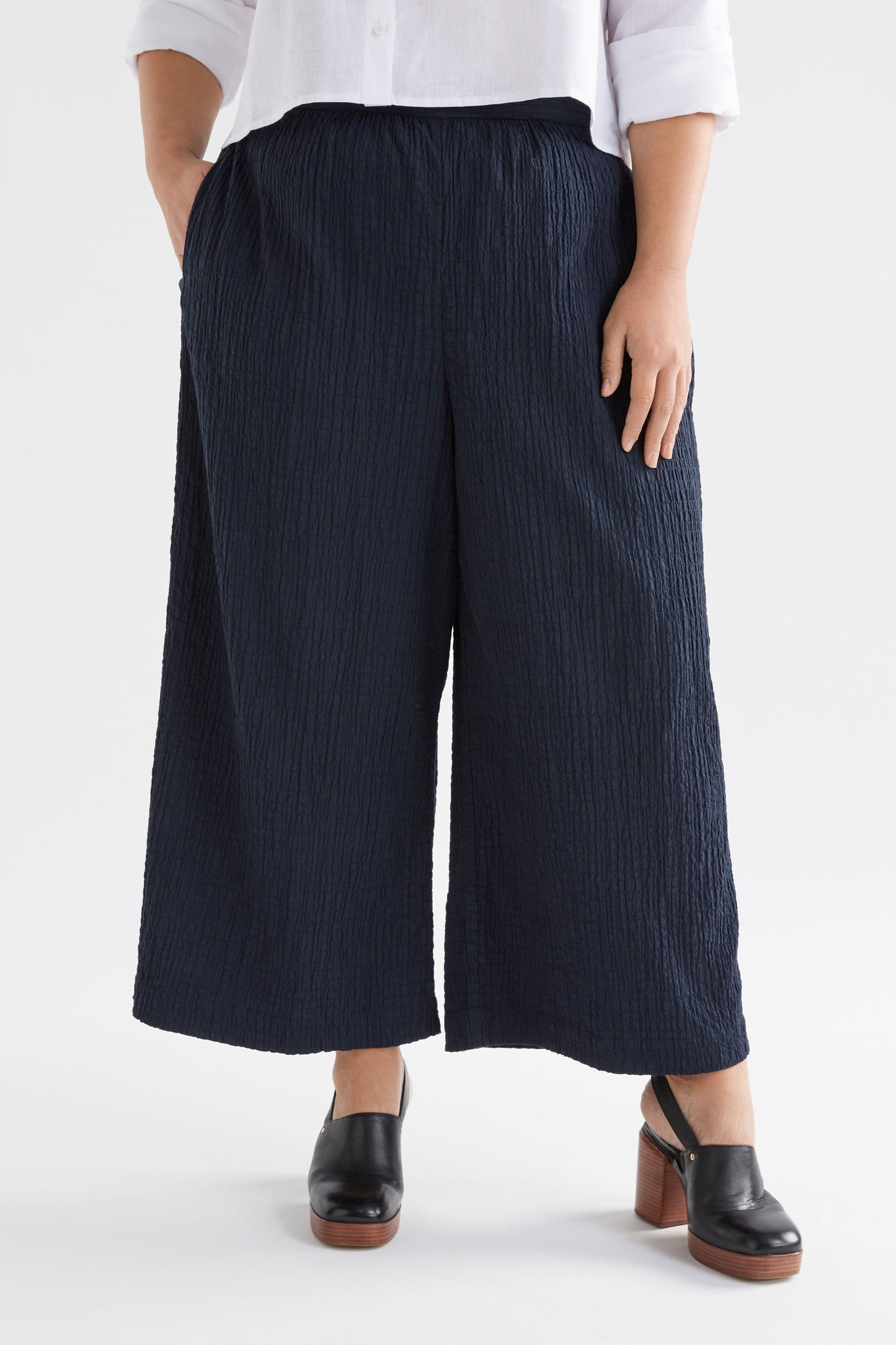 Huvet Wide Leg Organic Cotton Crinkle Textured Elastic Waist Pant Model Front Curve | NEW NAVY