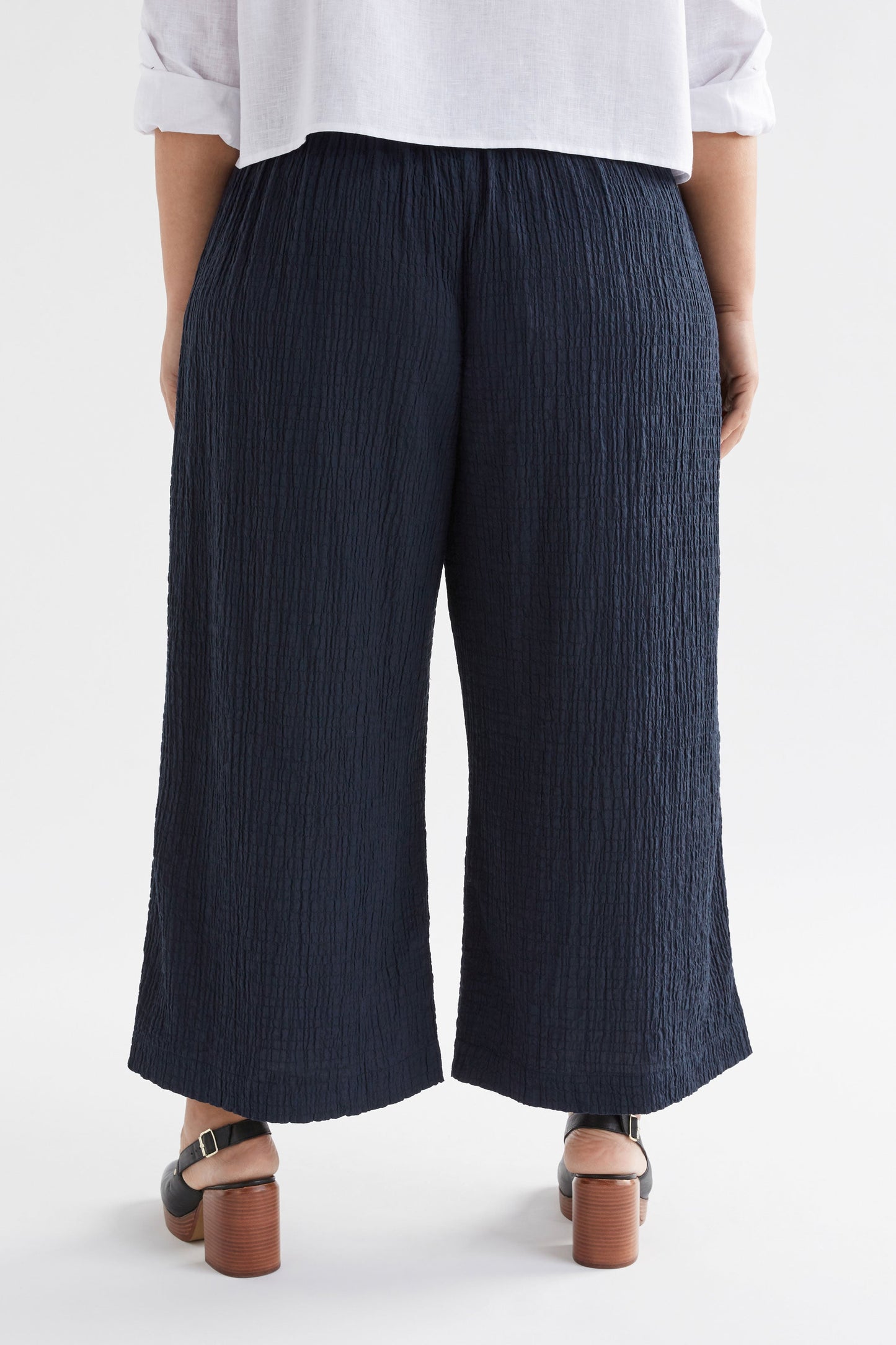 Huvet Wide Leg Organic Cotton Crinkle Textured Elastic Waist Pant Model Back Curve| NEW NAVY